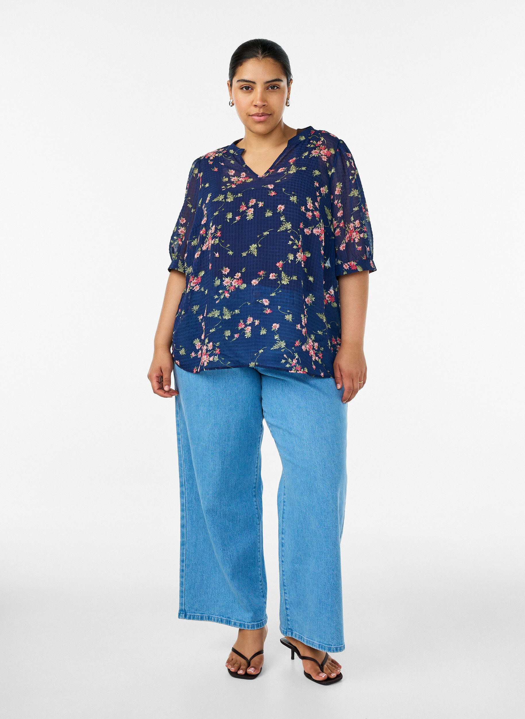 ZizziBlus med blommigt m&ouml;nster och v-ringning, Bl&aring;, Model image number 1
