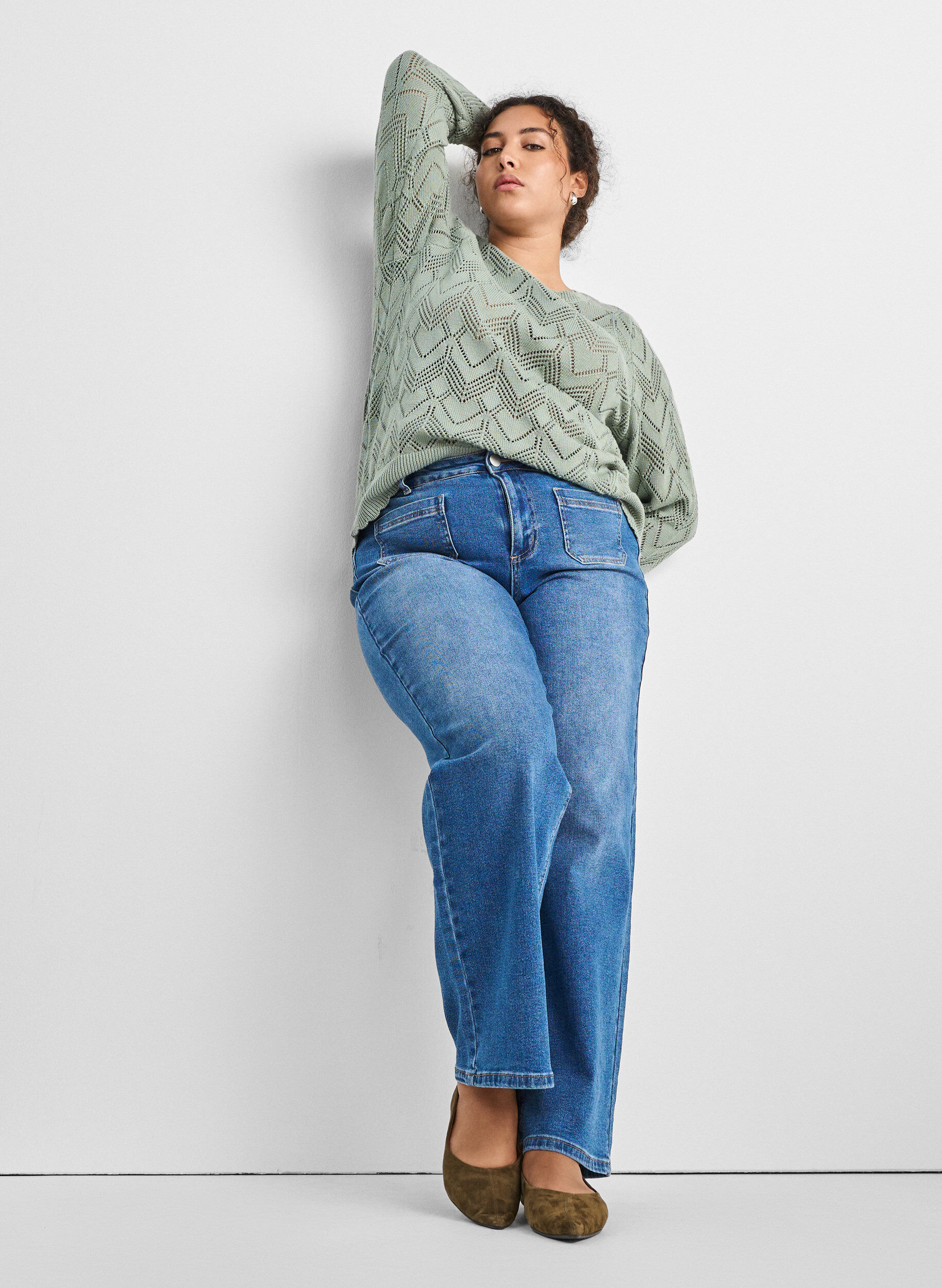 Zizzi M&ouml;nstrad stickad blus med v&aring;gig kant och rund halsringning, Gr&ouml;n, Model image number 3