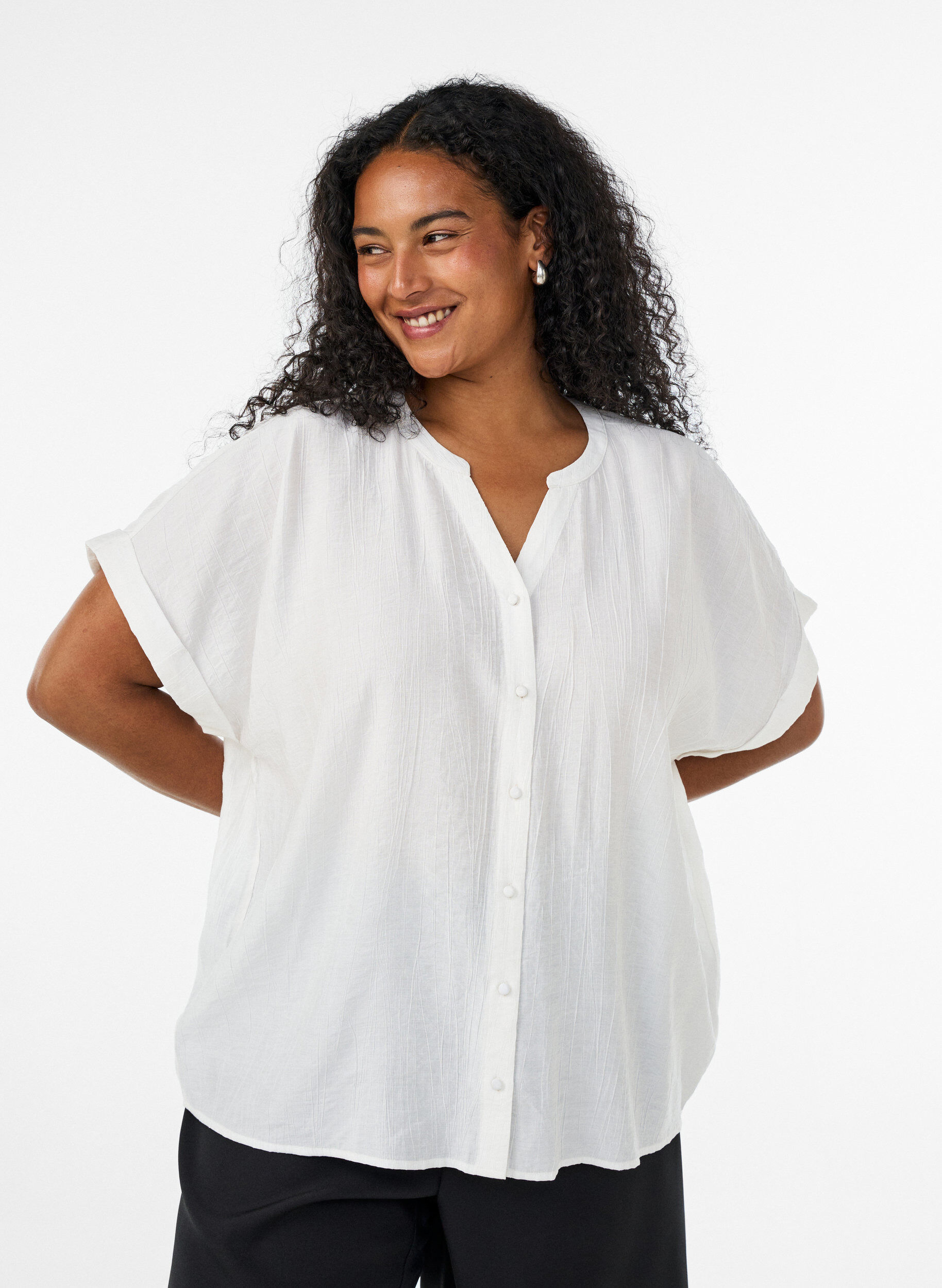 ZizziBlus i viskos med knappar och struktur, Vanilla, Model image number 0