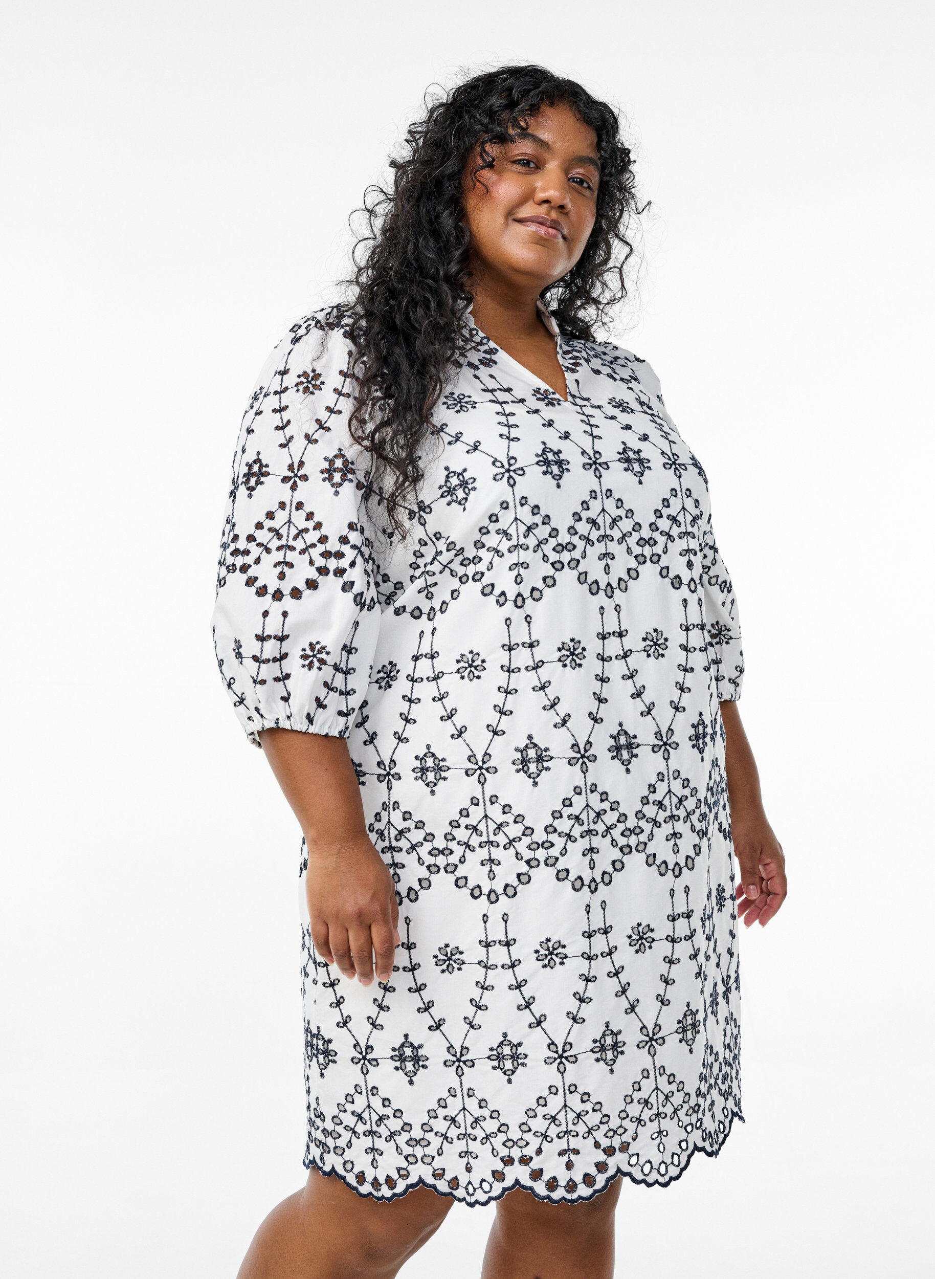 Zizzi Kl&auml;nning med kontrasterande broderi anglaise, White w. Navy Blazer, Model image number 0