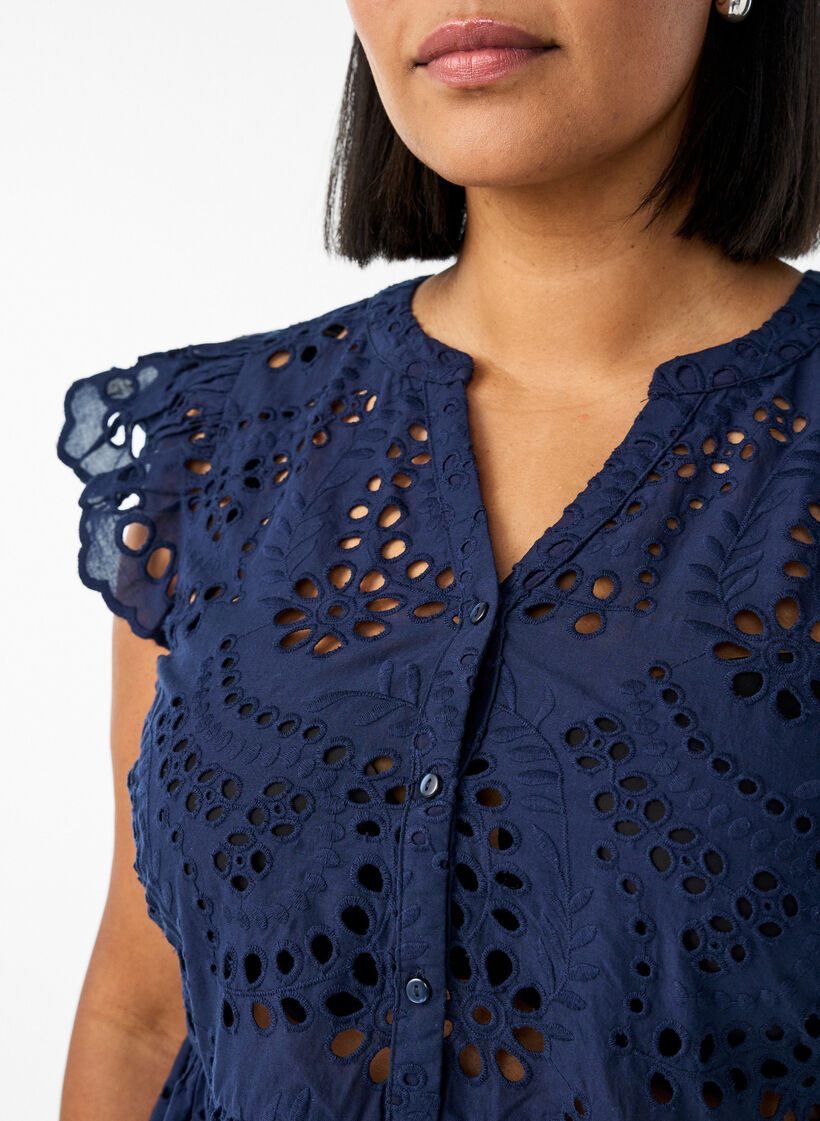&Auml;rml&ouml;s blus i broderie anglaise med volanger, Bl&aring;, Model image number 3