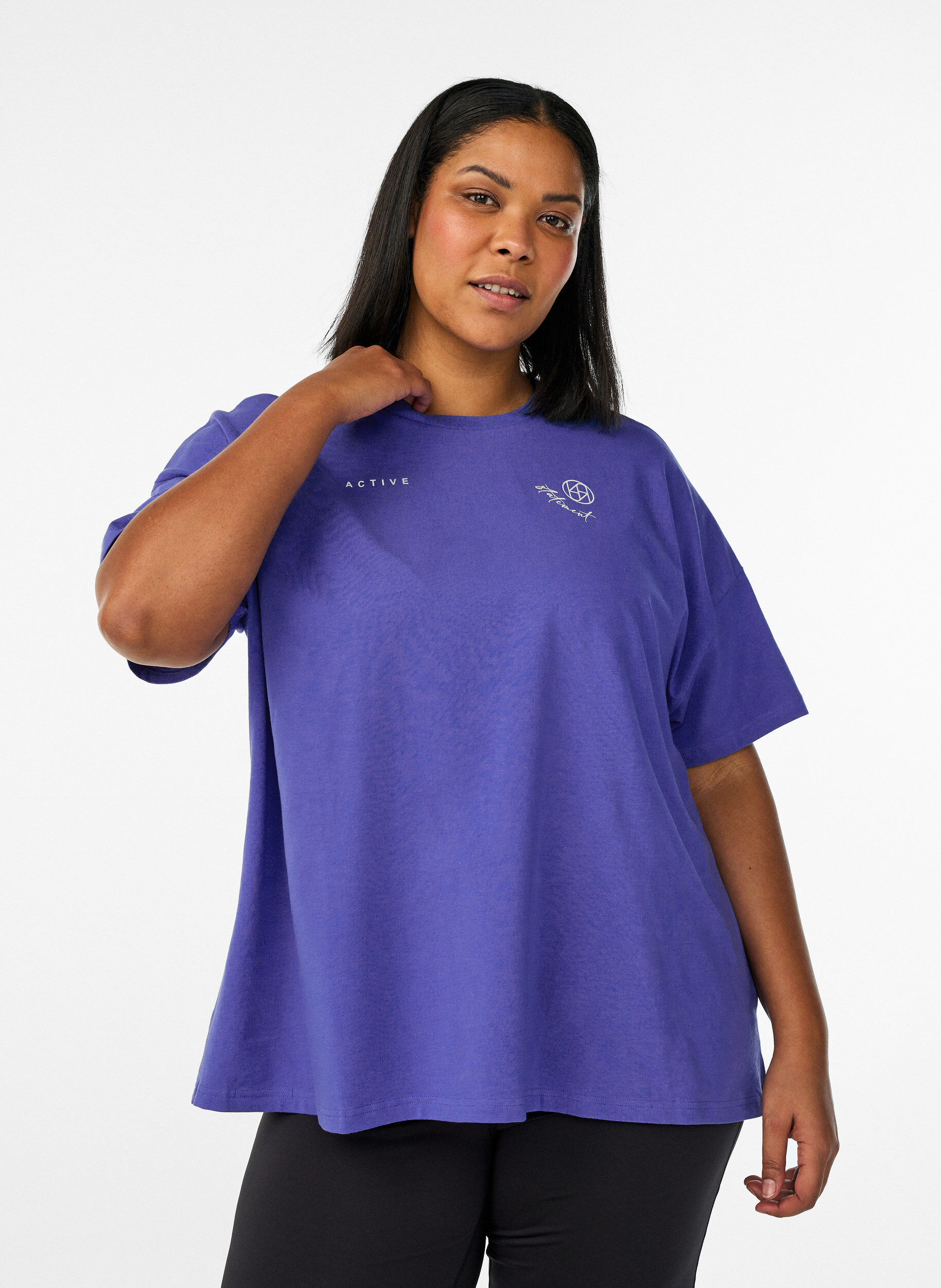T-shirt i ekologisk bomull med ett litet motiv framtill, Bl&aring;, Model
