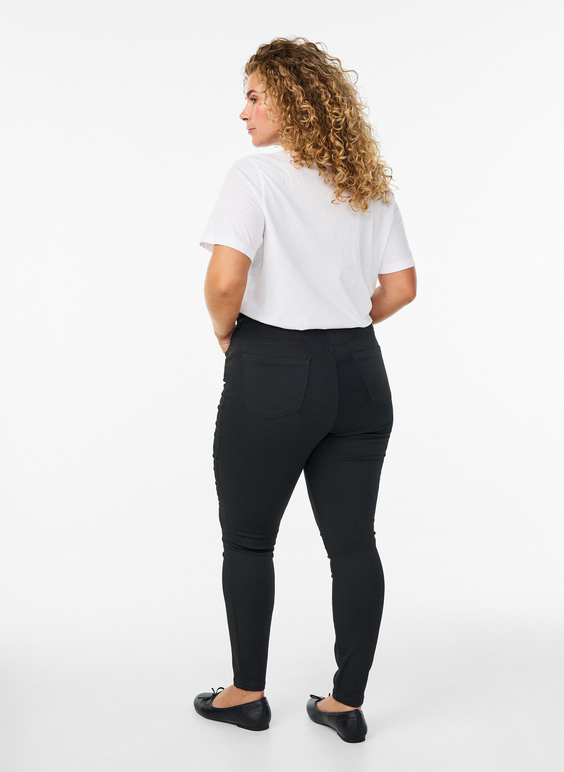 Zizzi Stay Black Amy jeans med h&ouml;g midja, Svart, Model image number 1