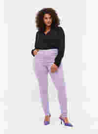 Högmidjade Amy jeans med super slim passform, Lavender, Model