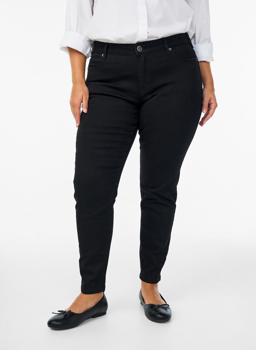 Emily-jeans med smal passform och normal midja, Svart, Model image number 2