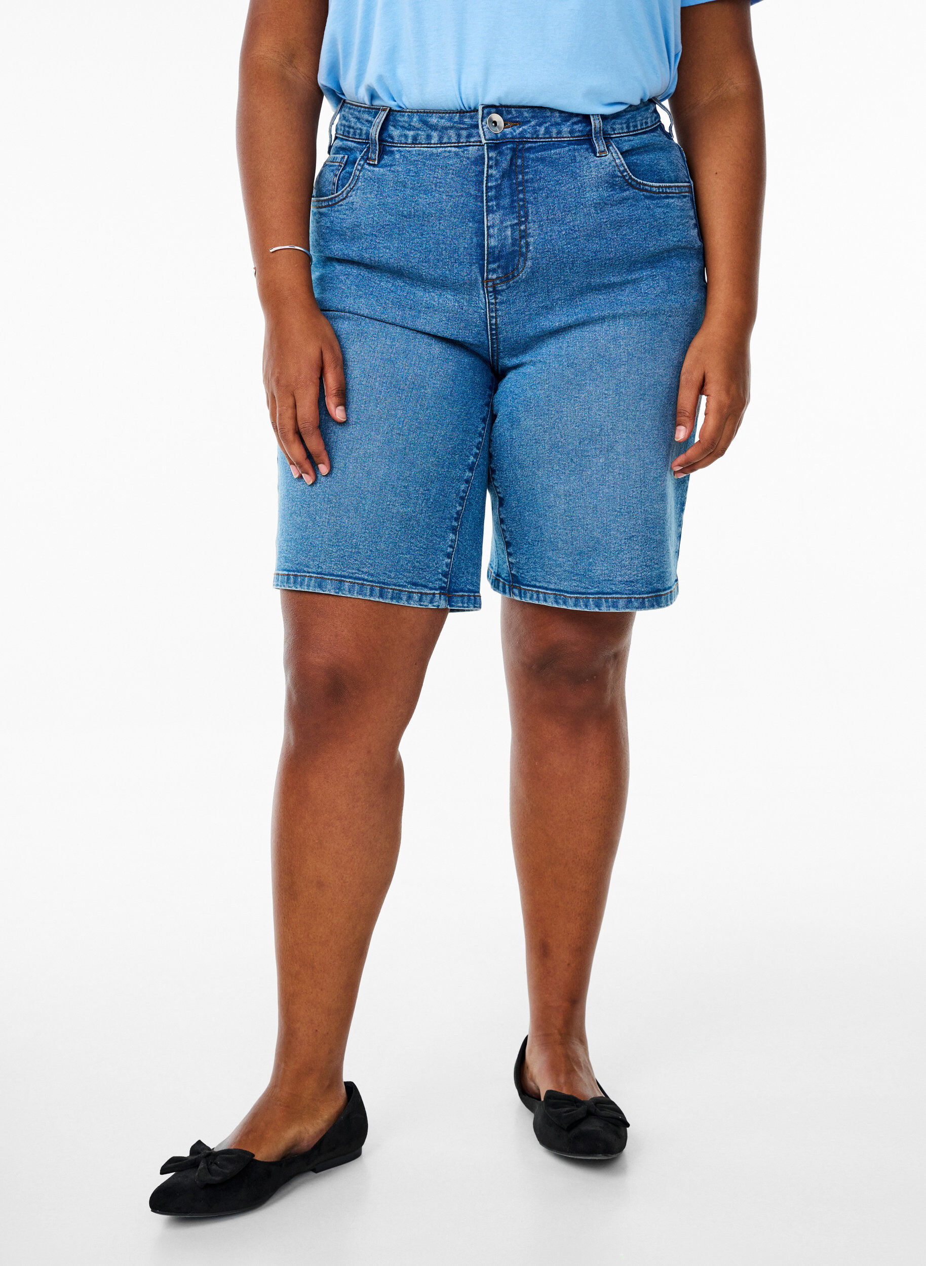 Zizzi L&ouml;sa jeansshorts med h&ouml;g midja, Bl&aring;, Model image number 3
