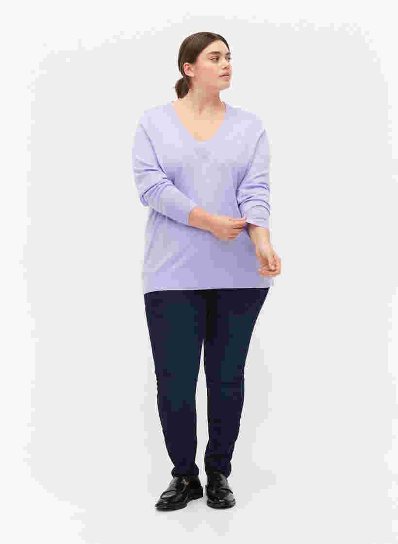 V-ringad stickad tröja med viskos, Lavender, Model image number 2