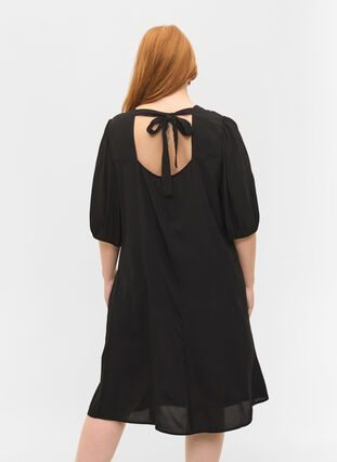 Viskosklänning med ryggdetalj, Black, Model image number 1