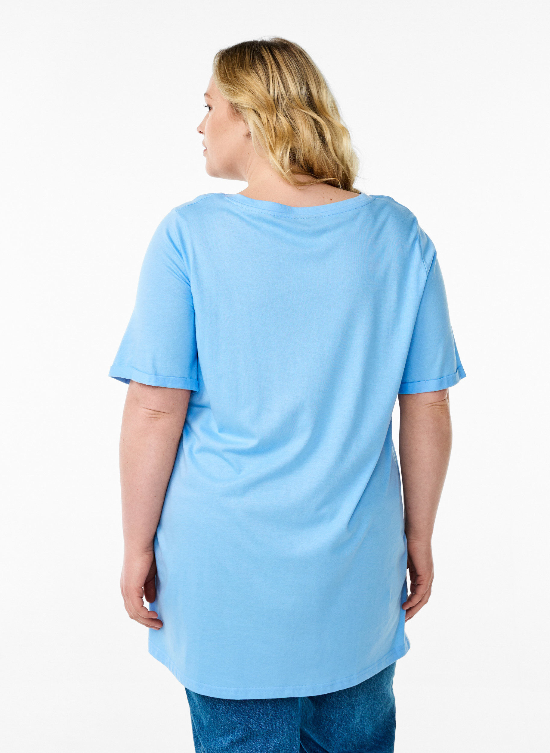 Zizzi Enf&auml;rgad oversize t-shirt med v-hals, Bl&aring;, Model image number 2