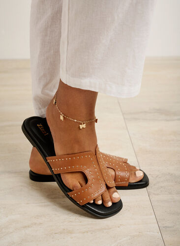 Platta slip on-sandaler med bred passform och nitar, Friar Brown, Image image number 0