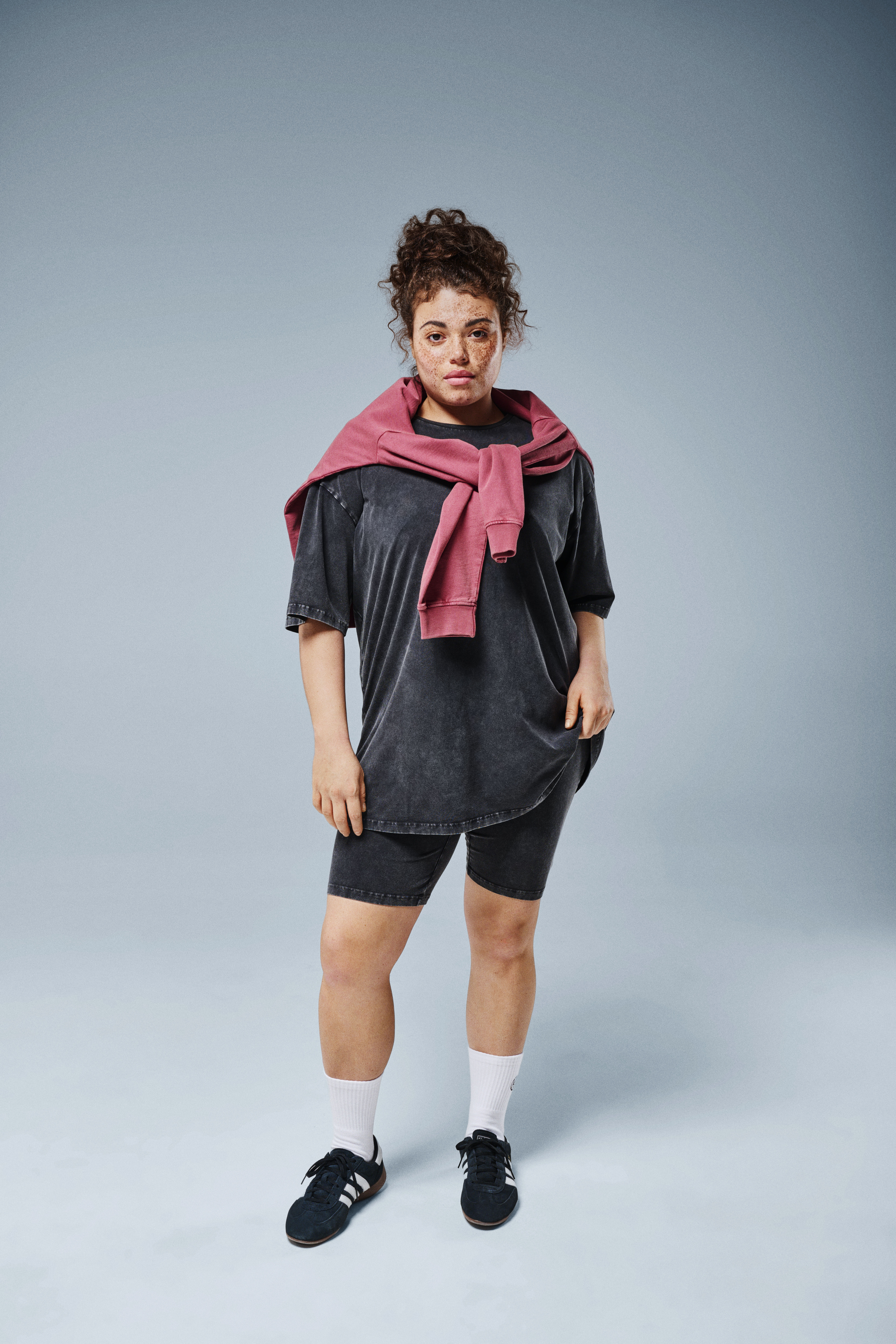 Zizzi Sweatshirt med tv&auml;ttad look, , Model