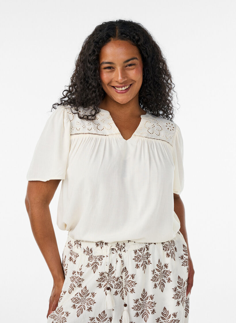 Blus i viskos med broderie anglaise, Beige, Model image number 0