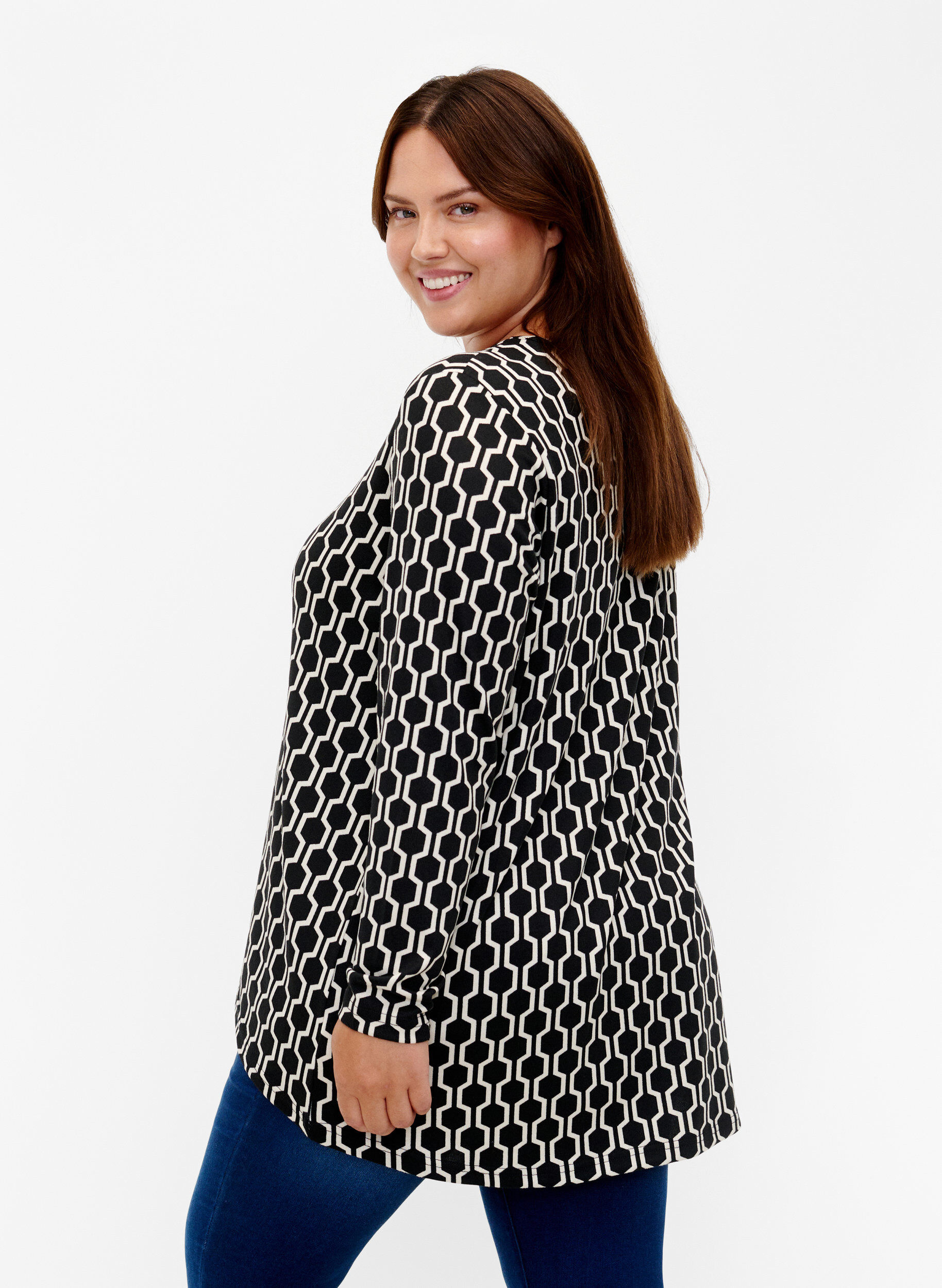 Zizzi M&ouml;nstrad blus med l&aring;ng &auml;rm, Birch W. Graphic, Model image number 1