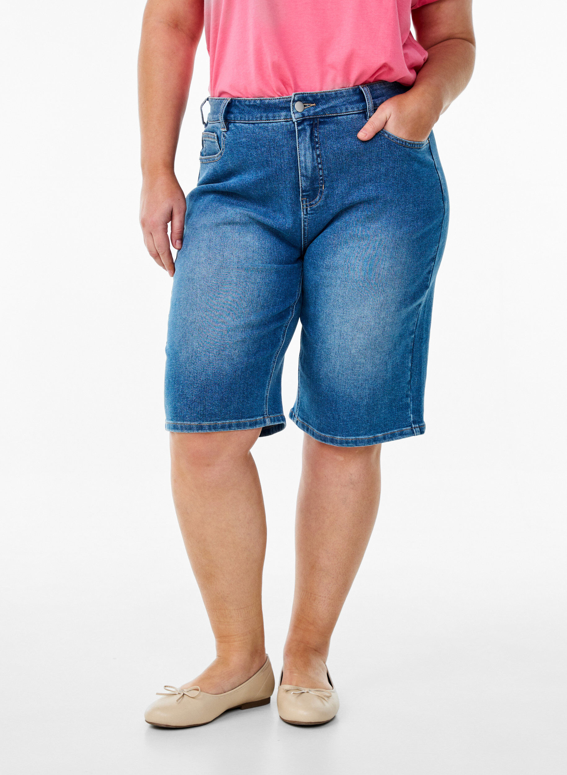 Zizzi Denimbermudashorts med h&ouml;g midja, Bl&aring;, Model image number 2