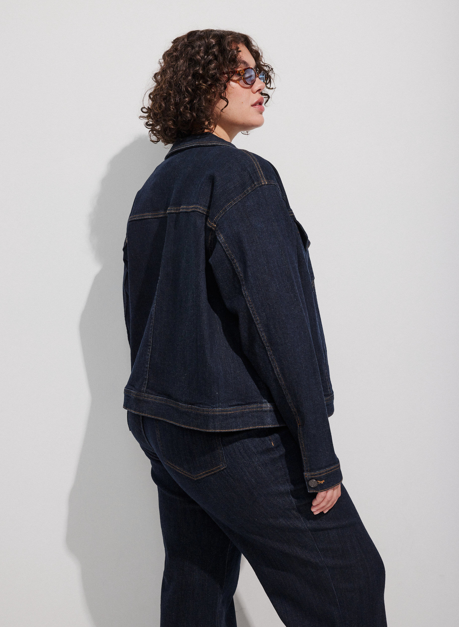 ZizziKlassisk jeansjacka med kontrasts&ouml;mmar, Bl&aring;, Model image number 2