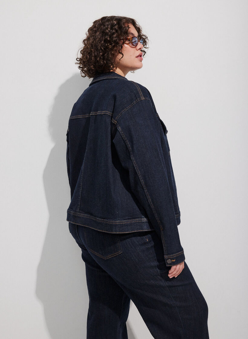 Klassisk jeansjacka med kontrasts&ouml;mmar, Bl&aring;, Model
