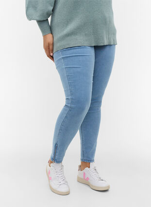 Croppade Amy jeans med blixtlås, Light blue denim, Model image number 3