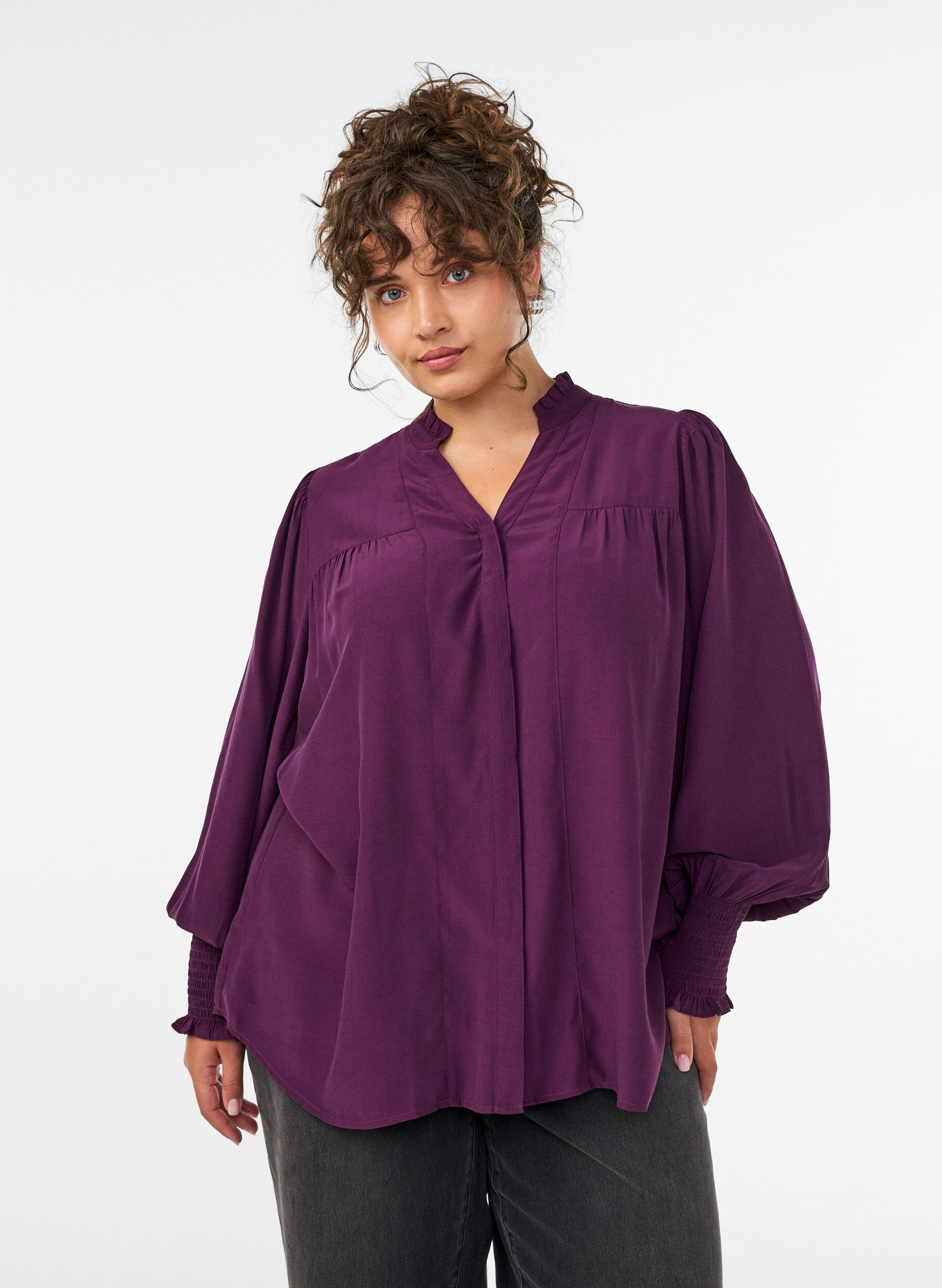 ZizziBlus med volangkrage och rynkning, Lila, Model image number 0