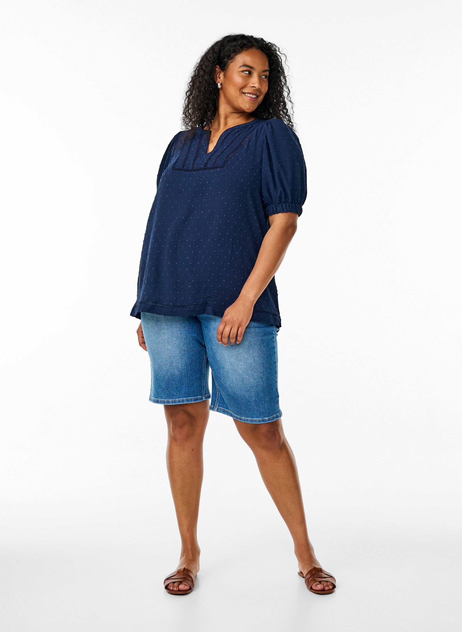 Zizzi Blus med korta puff&auml;rmar och prickig struktur, Navy Blazer, Model image number 2