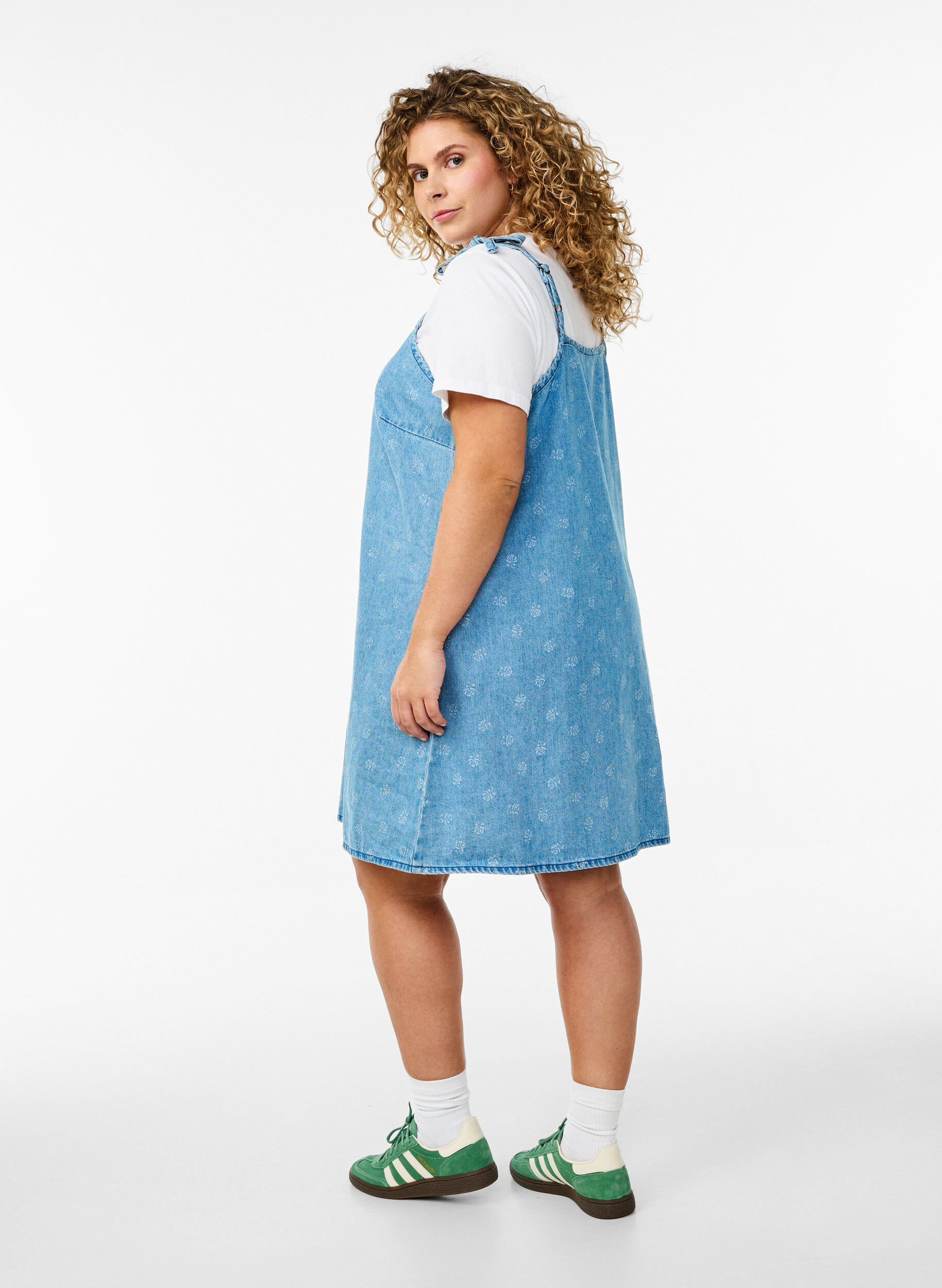 Zizzi Kort jeanskl&auml;nning med justerbara axelband, LBD w. Flower, Model image number 1