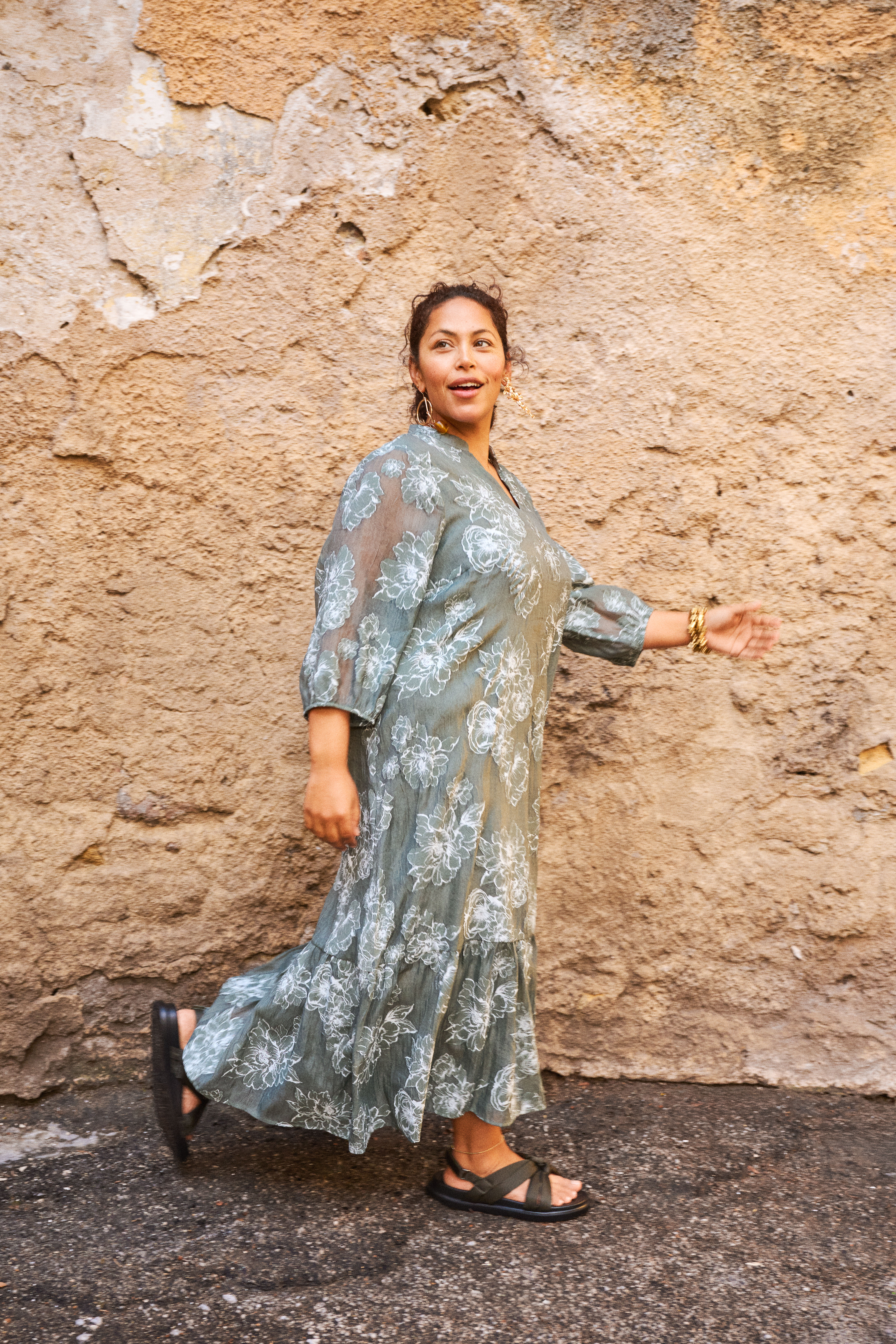 Gr&ouml;n midikl&auml;nning med blommigt m&ouml;nster, , Model