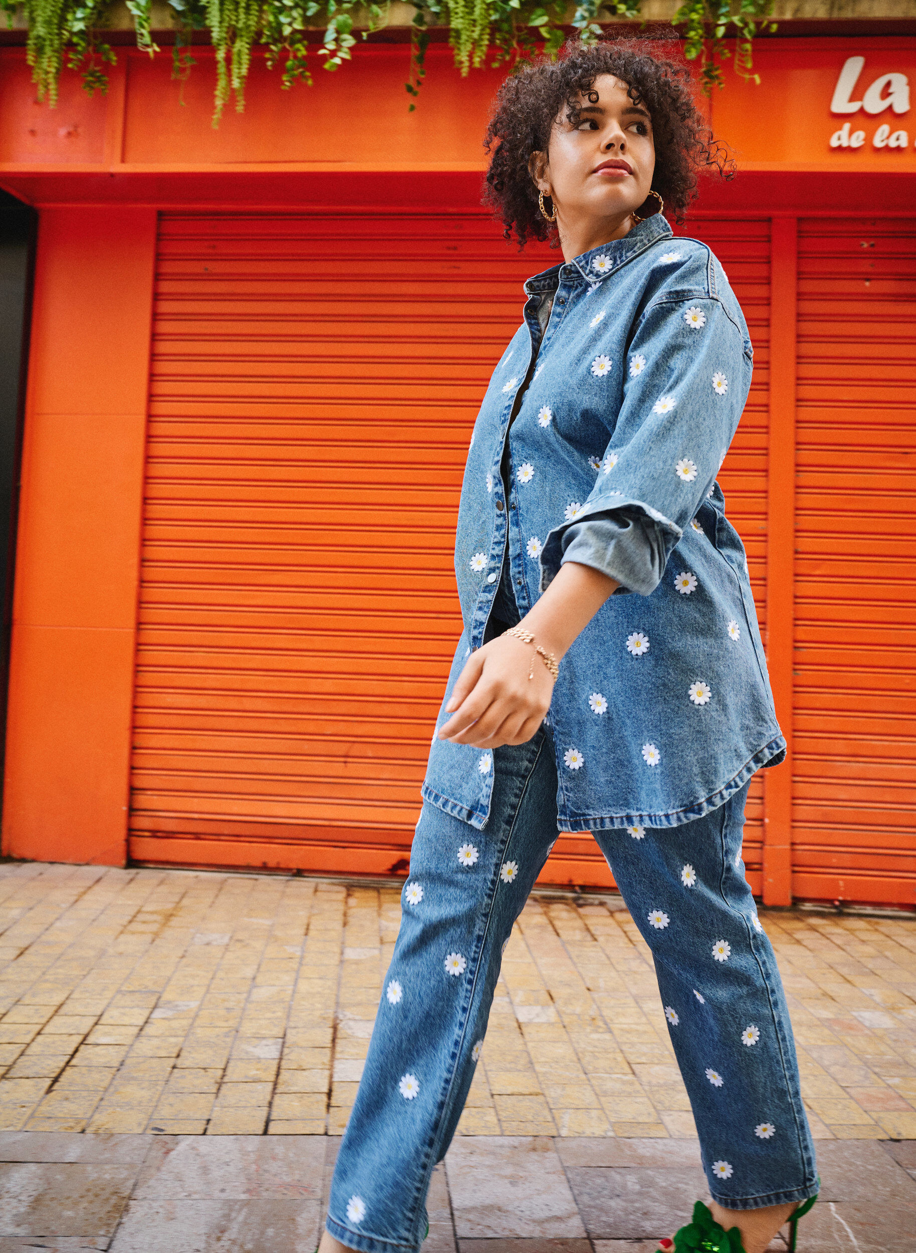 Zizzi L&ouml;s jeanskjorta med broderade l&auml;ppar, L.B. Flower, Image image number 0