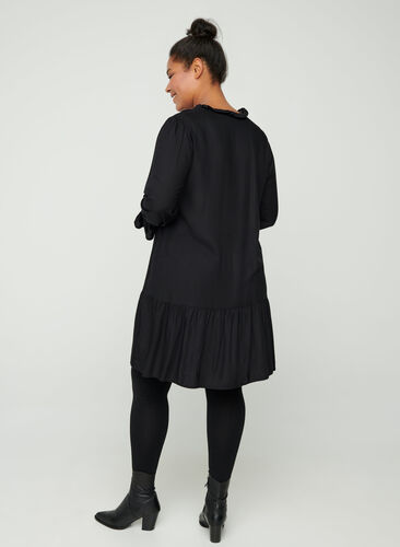 Viskosklänninge med knytdetalj, Black, Model image number 1