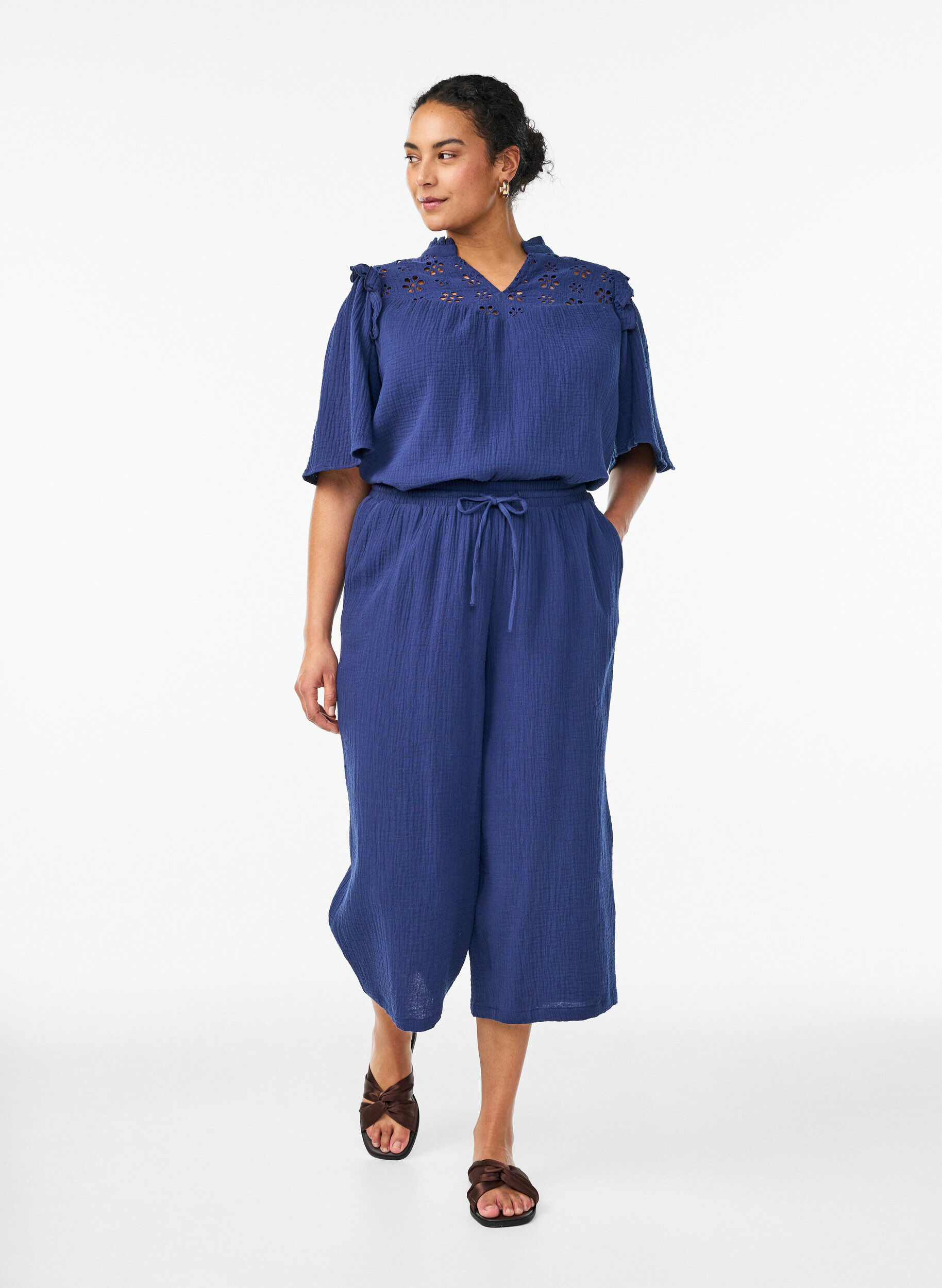 Zizzi Blus i bomullsmuslin med broderie anglaise och 1/2-&auml;rm, Bl&aring;, Model image number 1