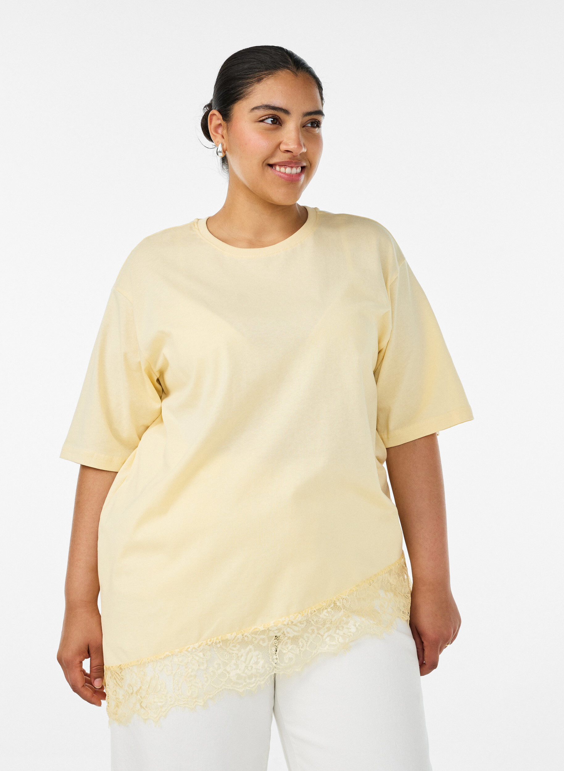 T-shirt med asymmetrisk spetskant, Gul, Model