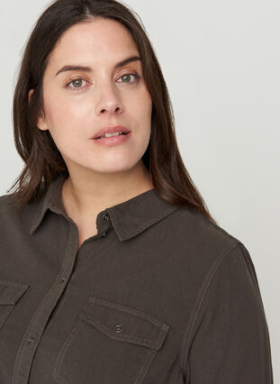 Lång bomullsskjorta med bröstfickor, Khaki Green, Model image number 2