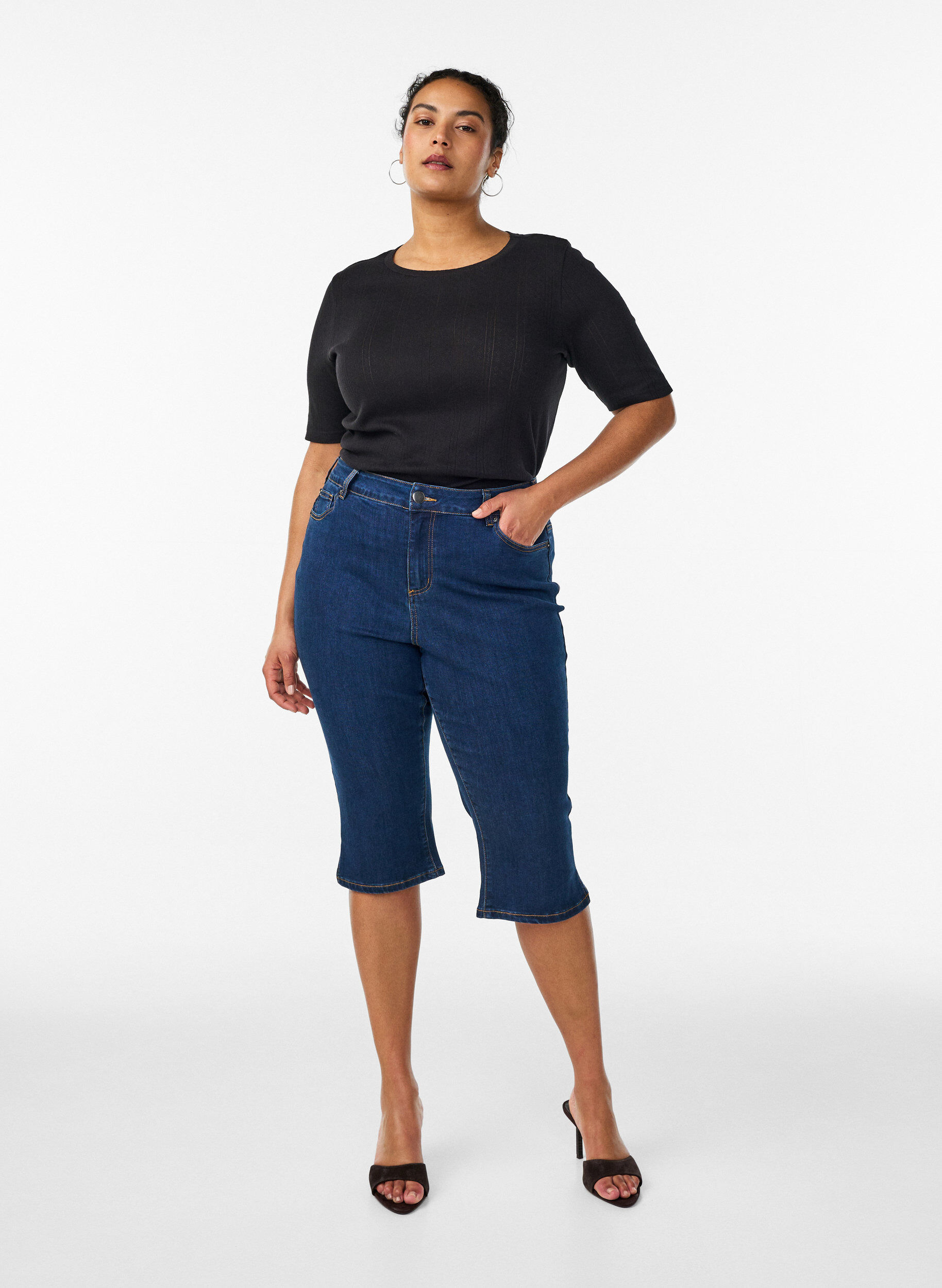 Zizzi T-shirt i bomull med h&aring;lbroderi, Svart, Model image number 1