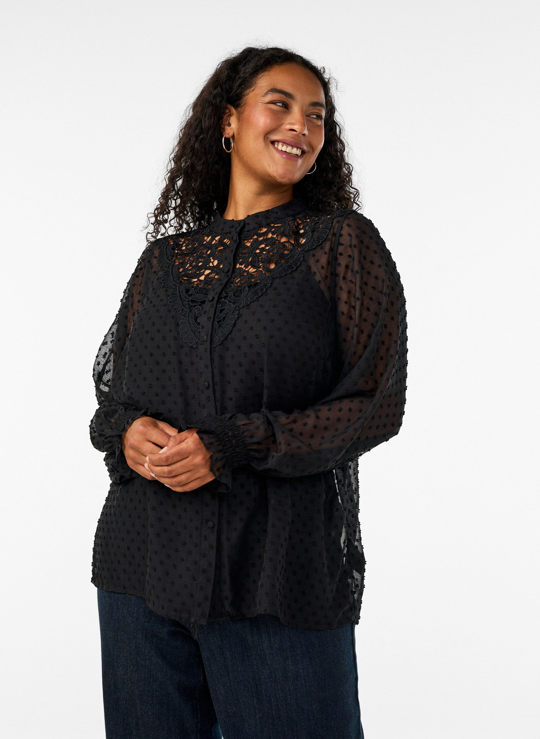 Skjortblus med spetsinf&auml;llning och prickigt m&ouml;nster, Svart, Model
