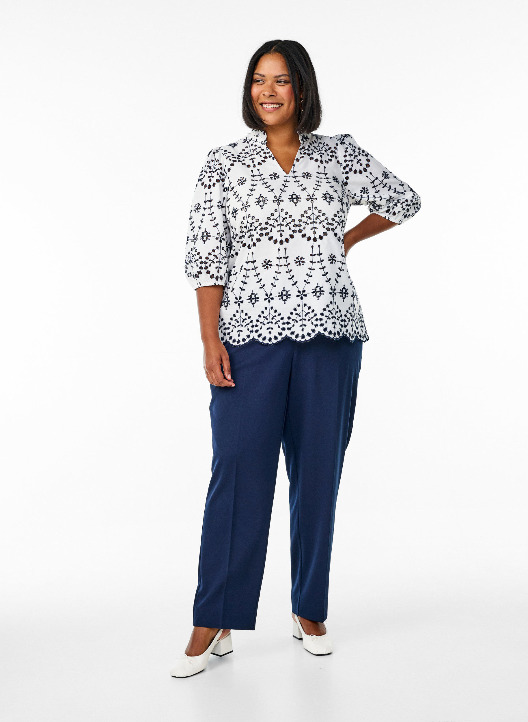 Zizzi Blus med 3/4-&auml;rm och broderie anglaise-detaljer, Vit, Model image number 1