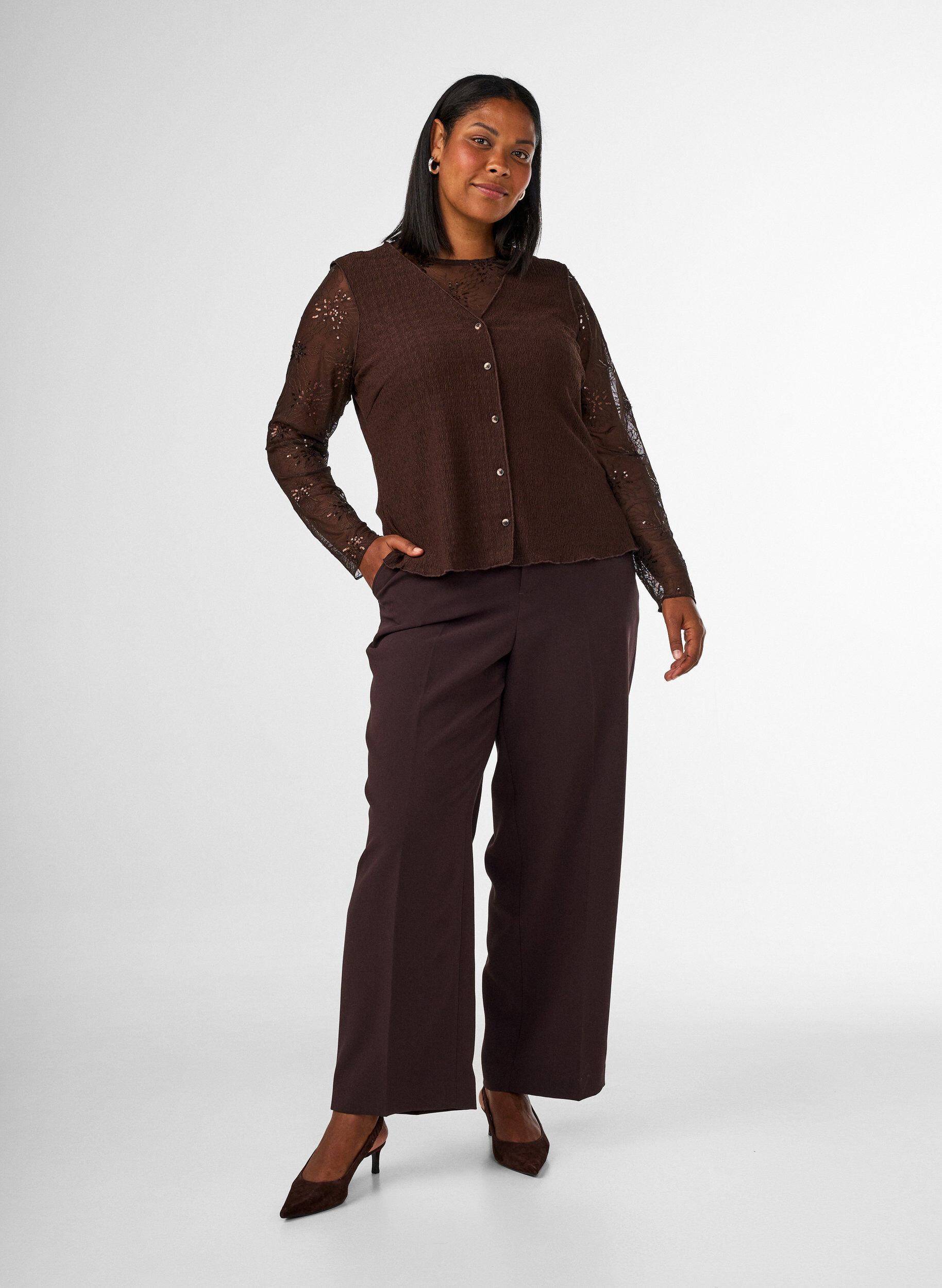 Zizzi&Auml;rml&ouml;s topp med v&aring;gig struktur och kn&auml;ppning, Brun, Model image number 1
