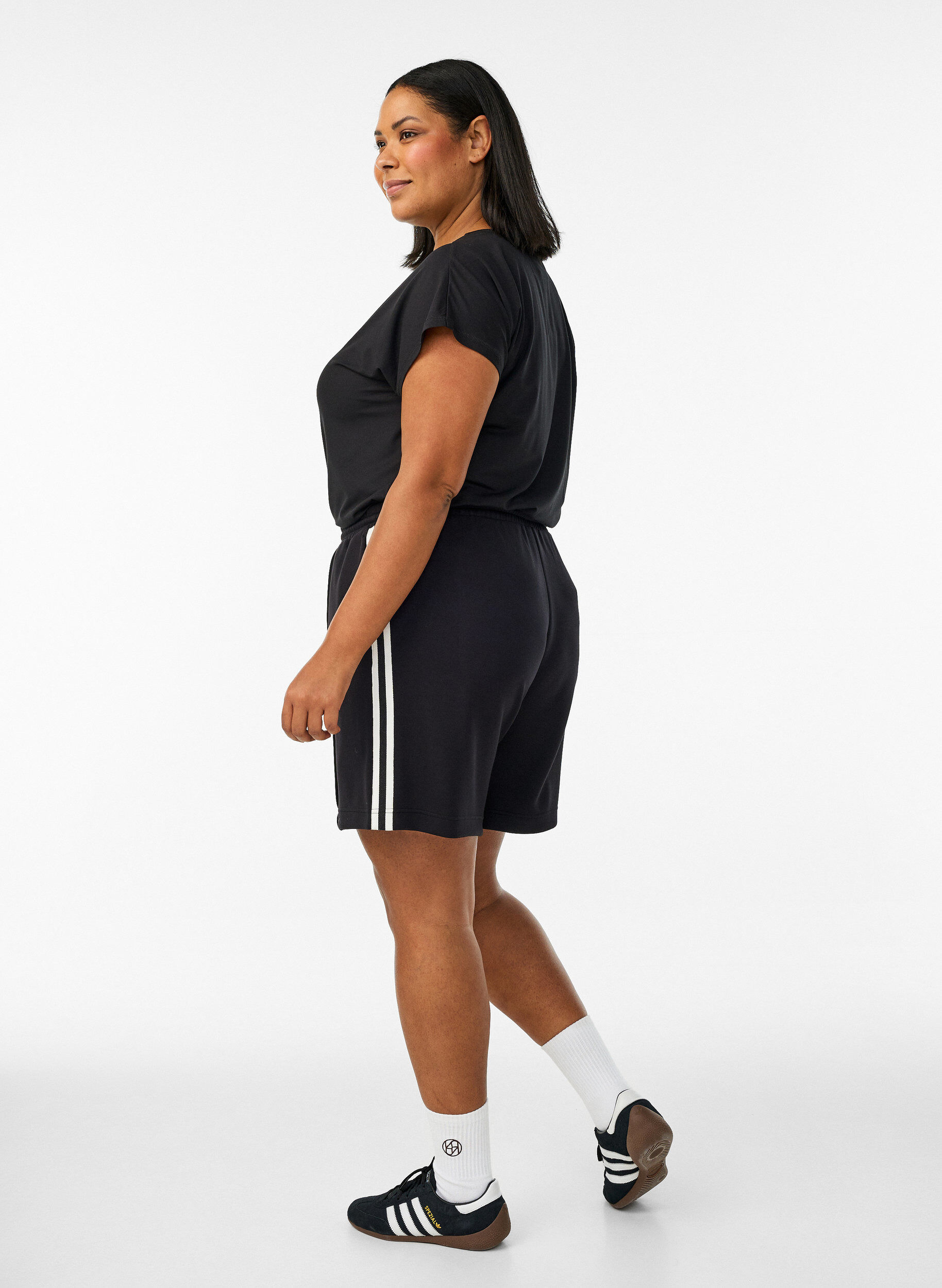 Zizzi Shorts med h&ouml;g midja och randiga detaljer, Svart, Model image number 2