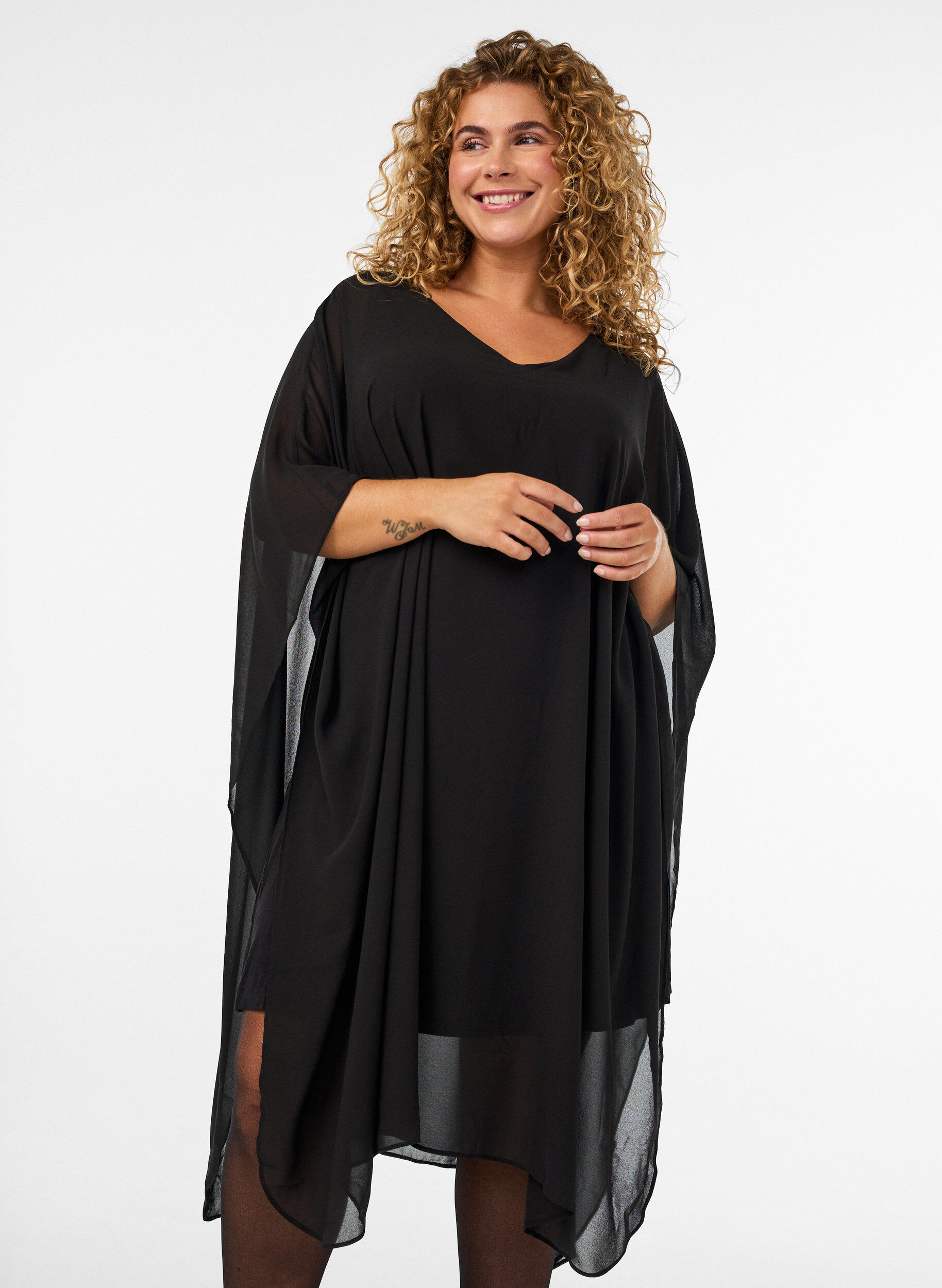 ZizziKort kl&auml;nning i chiffong med v-ringning, Svart, Model image number 2