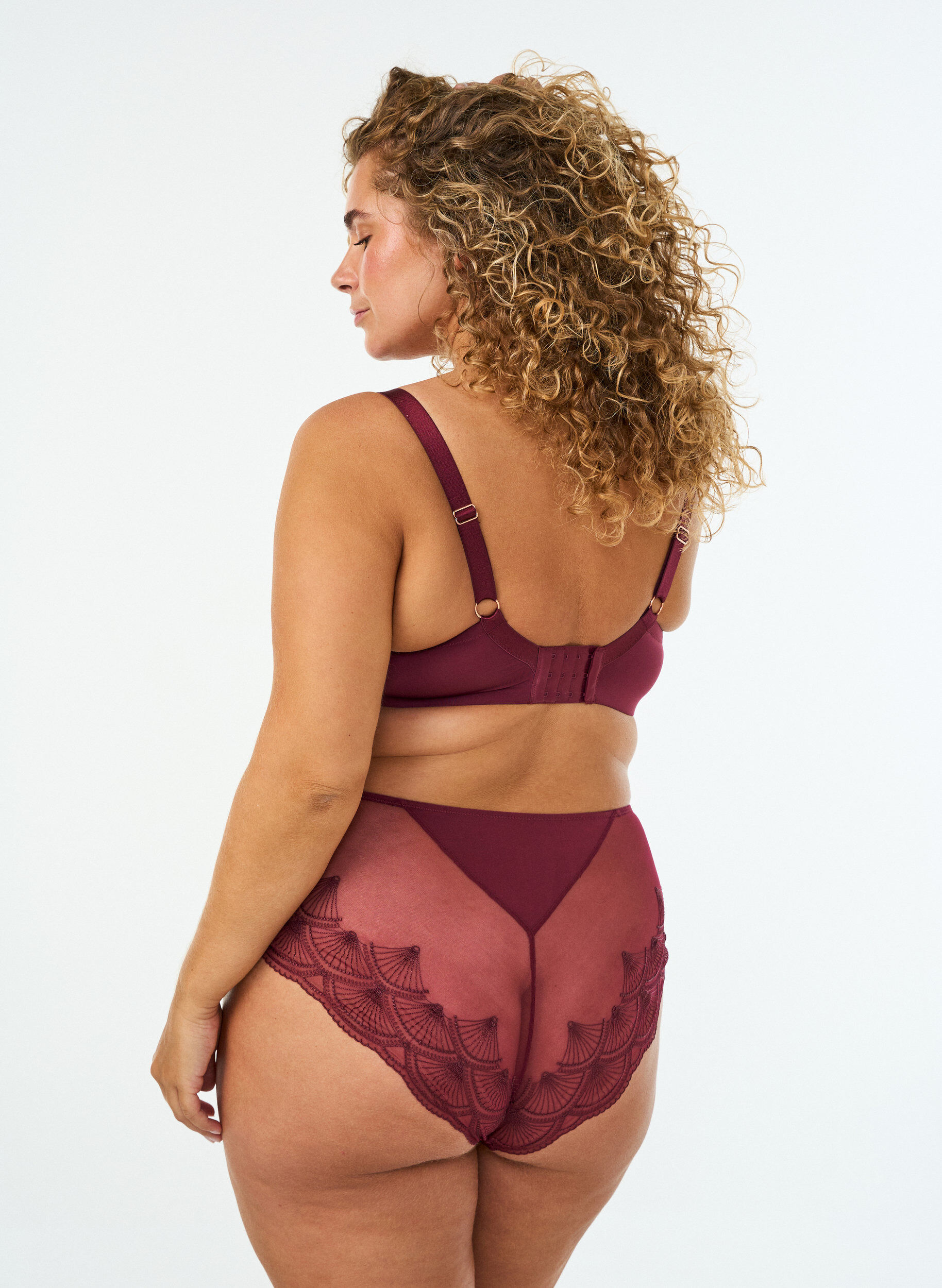 ZizziTrosor i mesh med broderade spetsdetaljer, R&ouml;d, Model image number 1