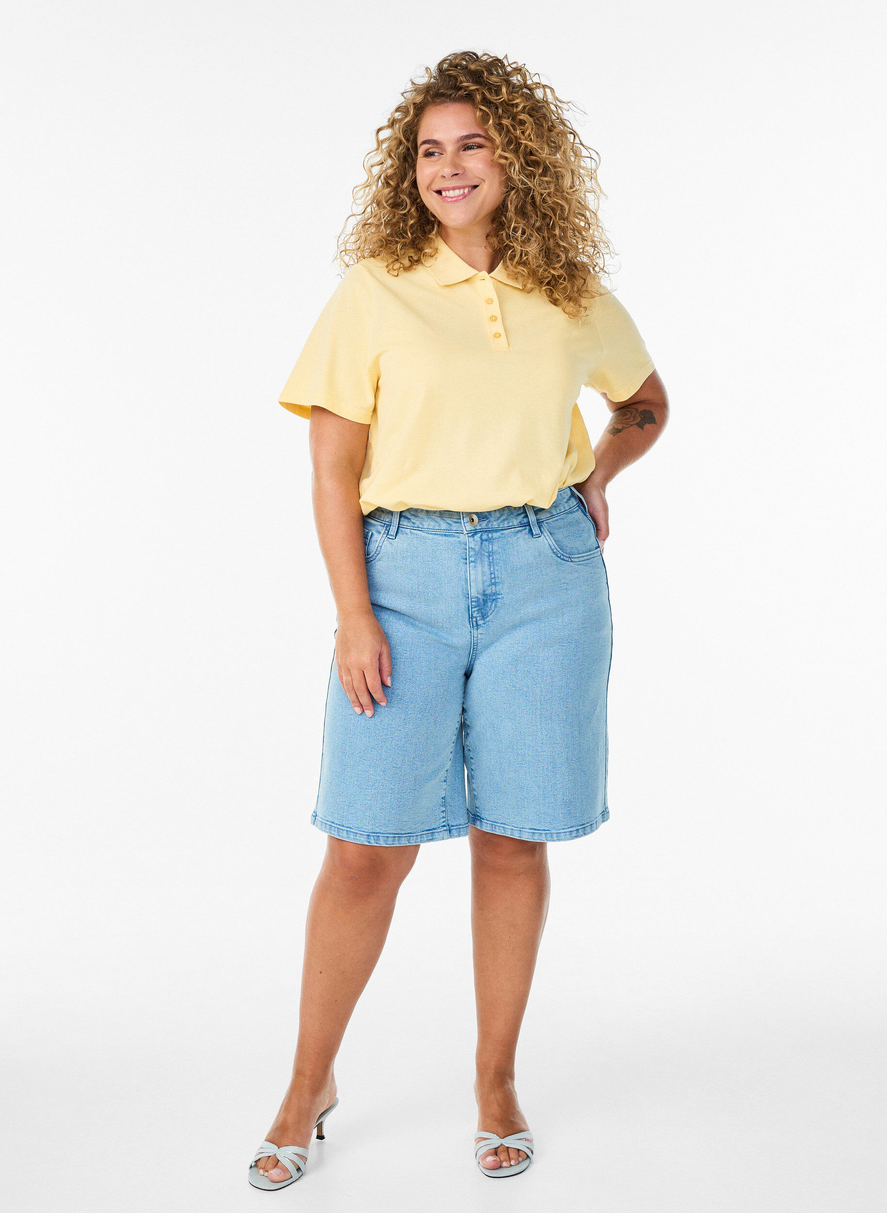 Zizzi L&ouml;sa jeansshorts med h&ouml;g midja, Bl&aring;, Model image number 1