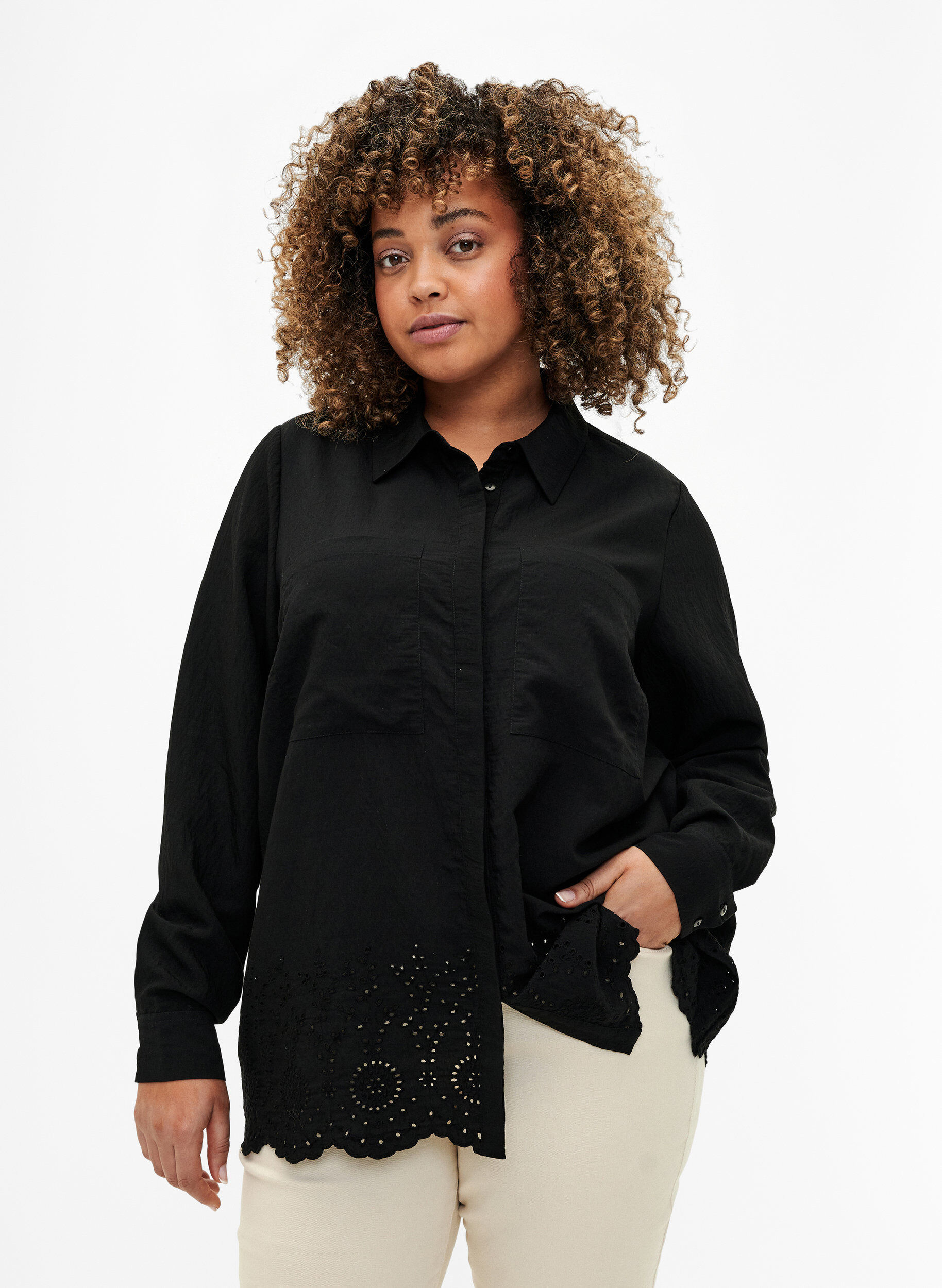Zizzi Viskosskjorta med Broderie anglaise, Black, Model image number 0
