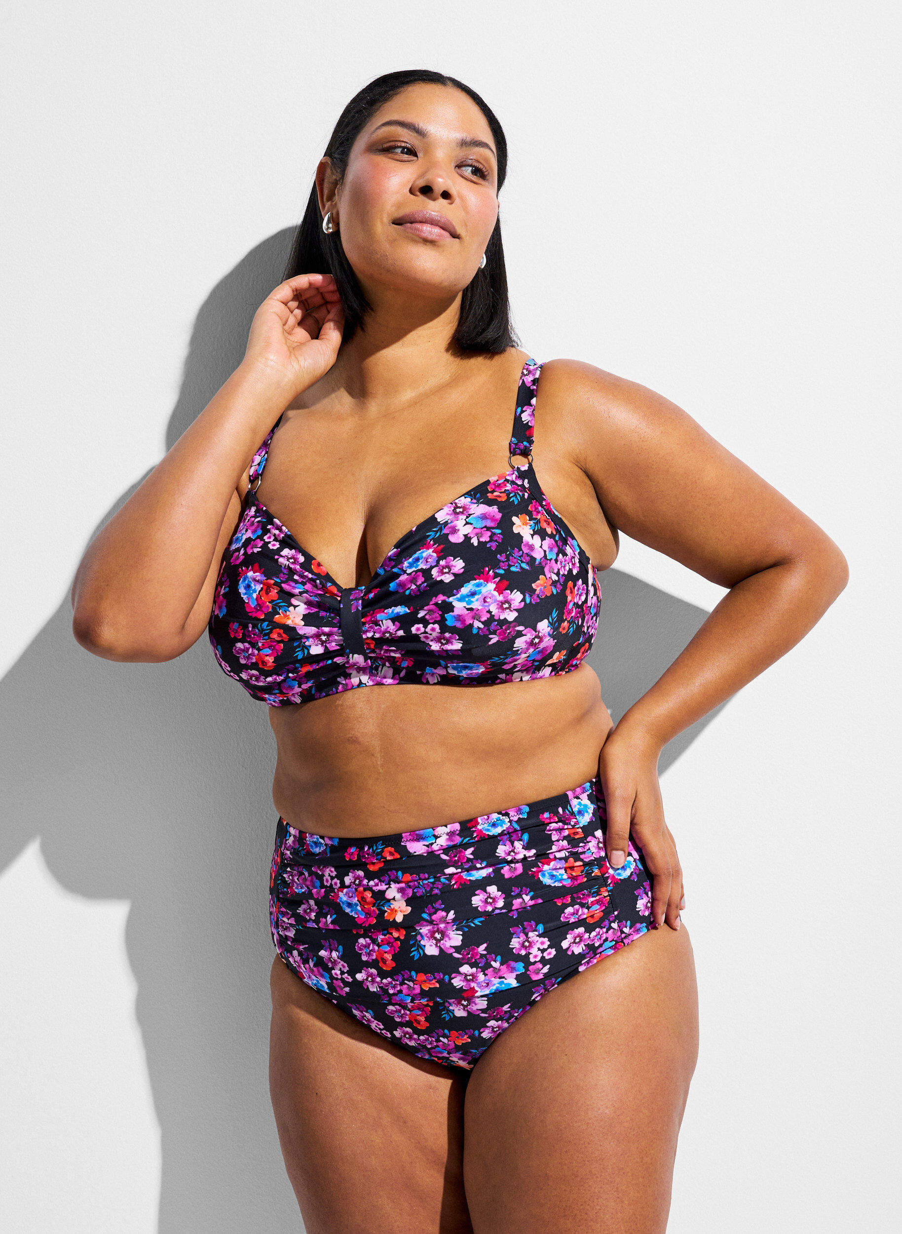 Bikinitrosa med h&ouml;g midja och m&ouml;nster, Lila, Model