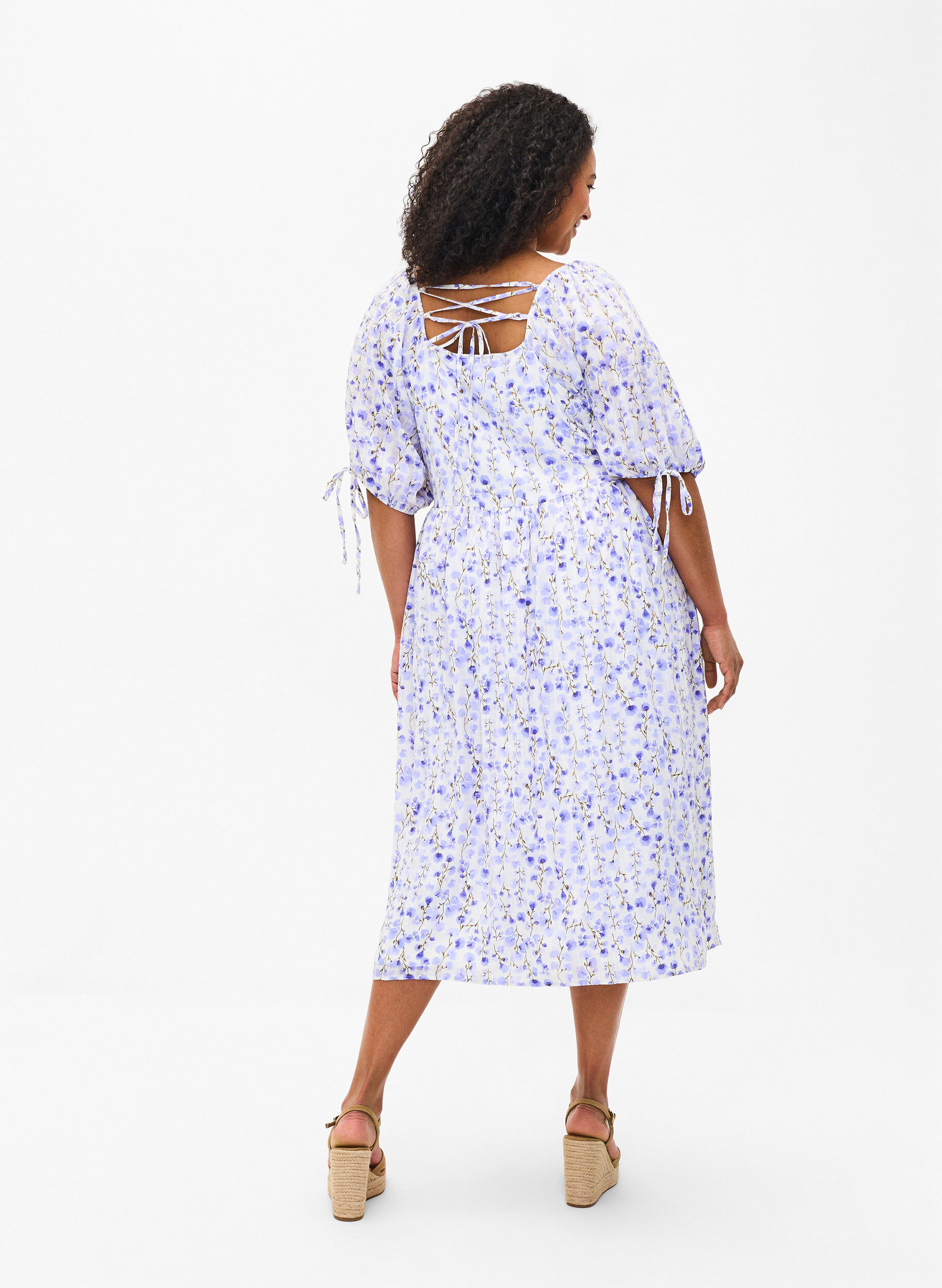 Zizzi Sommarkl&auml;nning med blommigt tryck och spetsdetaljer, Sand Verbena AOP, Model image number 1