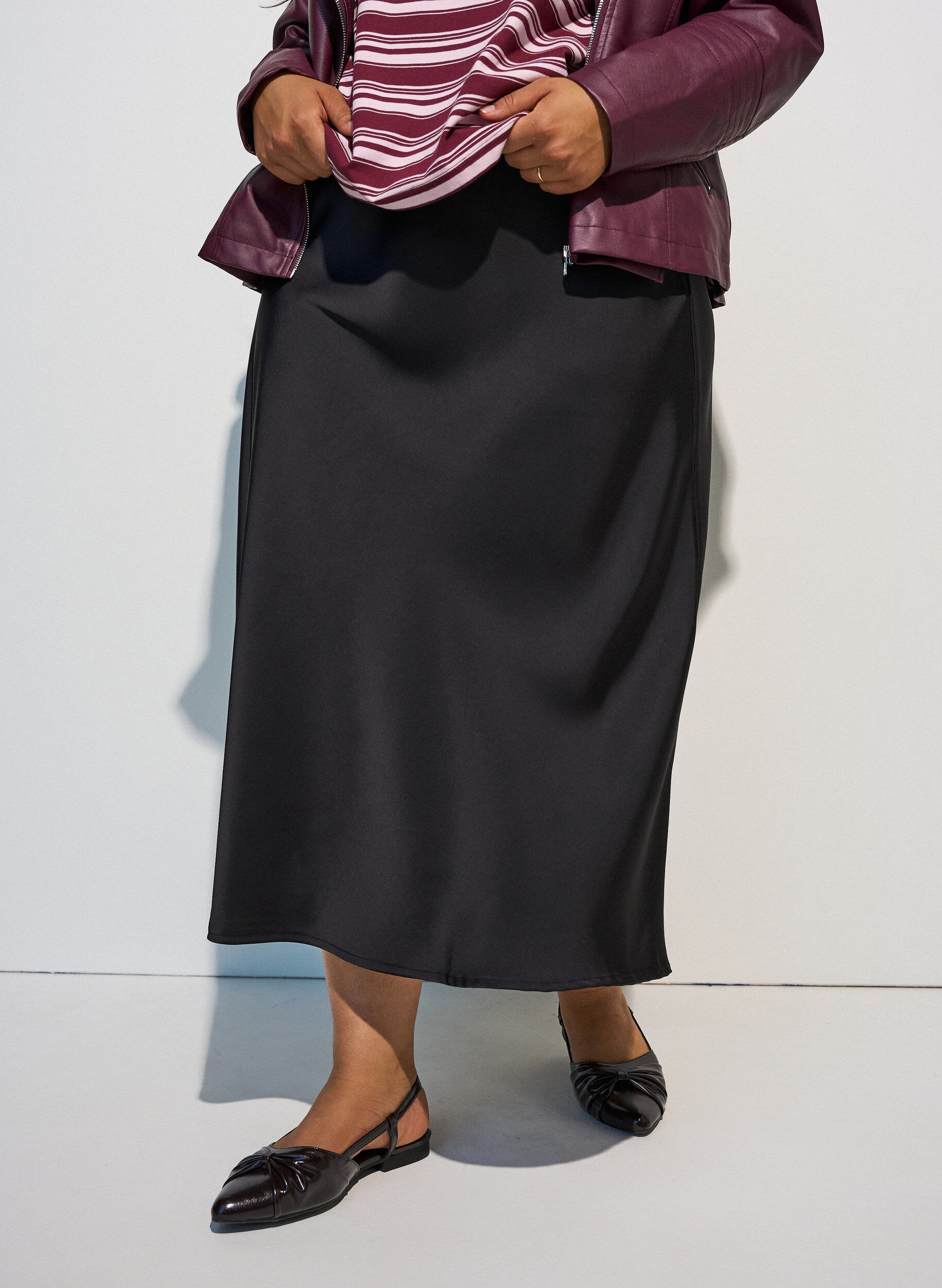 ZizziMidikjol i satin, Svart, Model image number 3