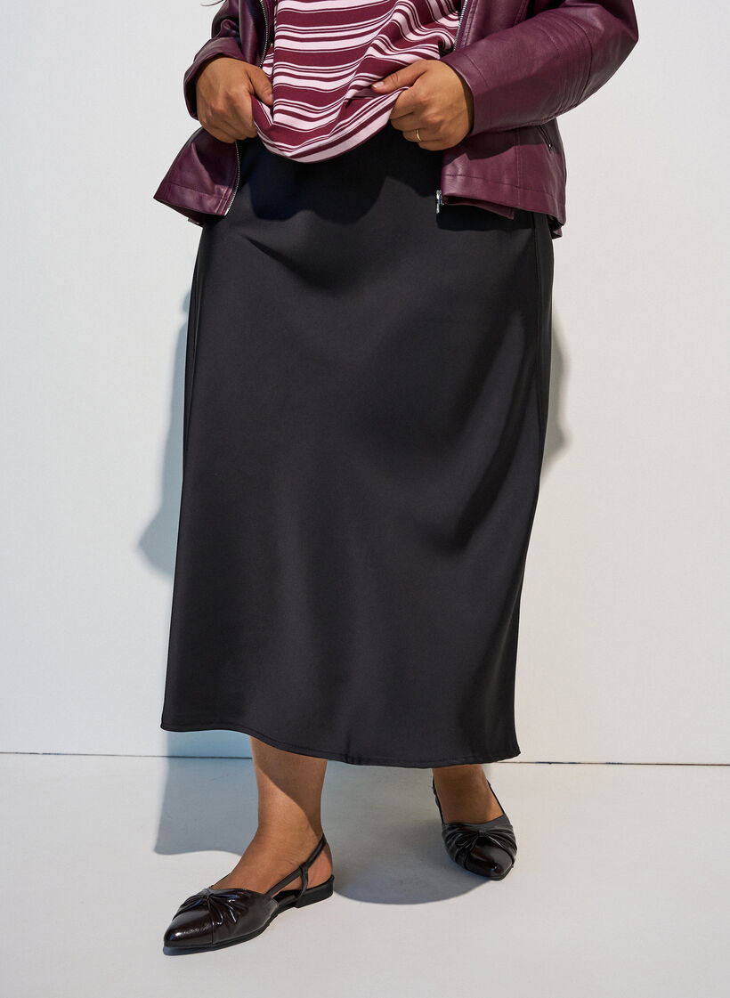 Midikjol i satin, Svart, Model image number 3