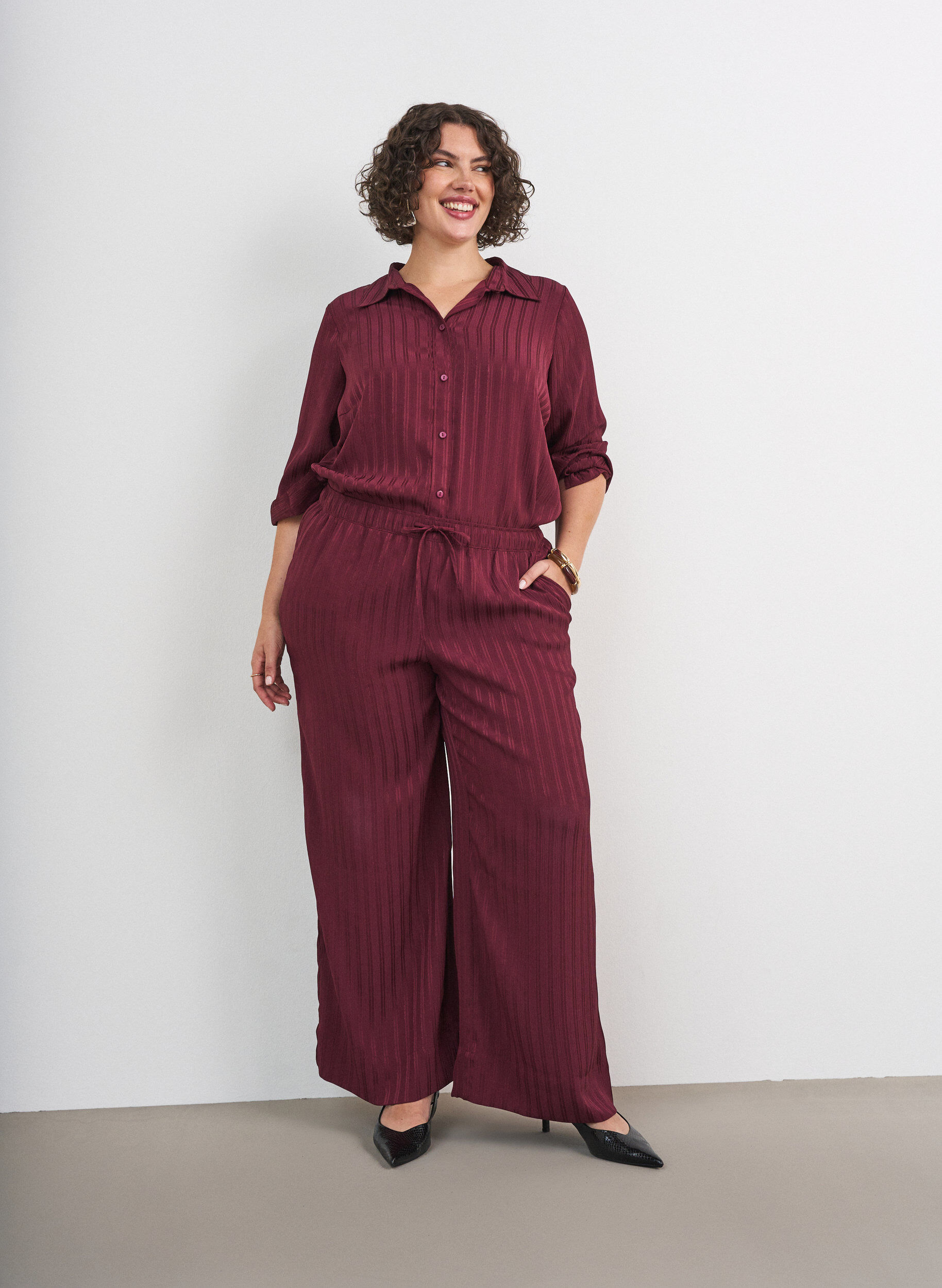 ZizziByxor med texturerade r&auml;nder och raka ben, R&ouml;d, Model image number 0