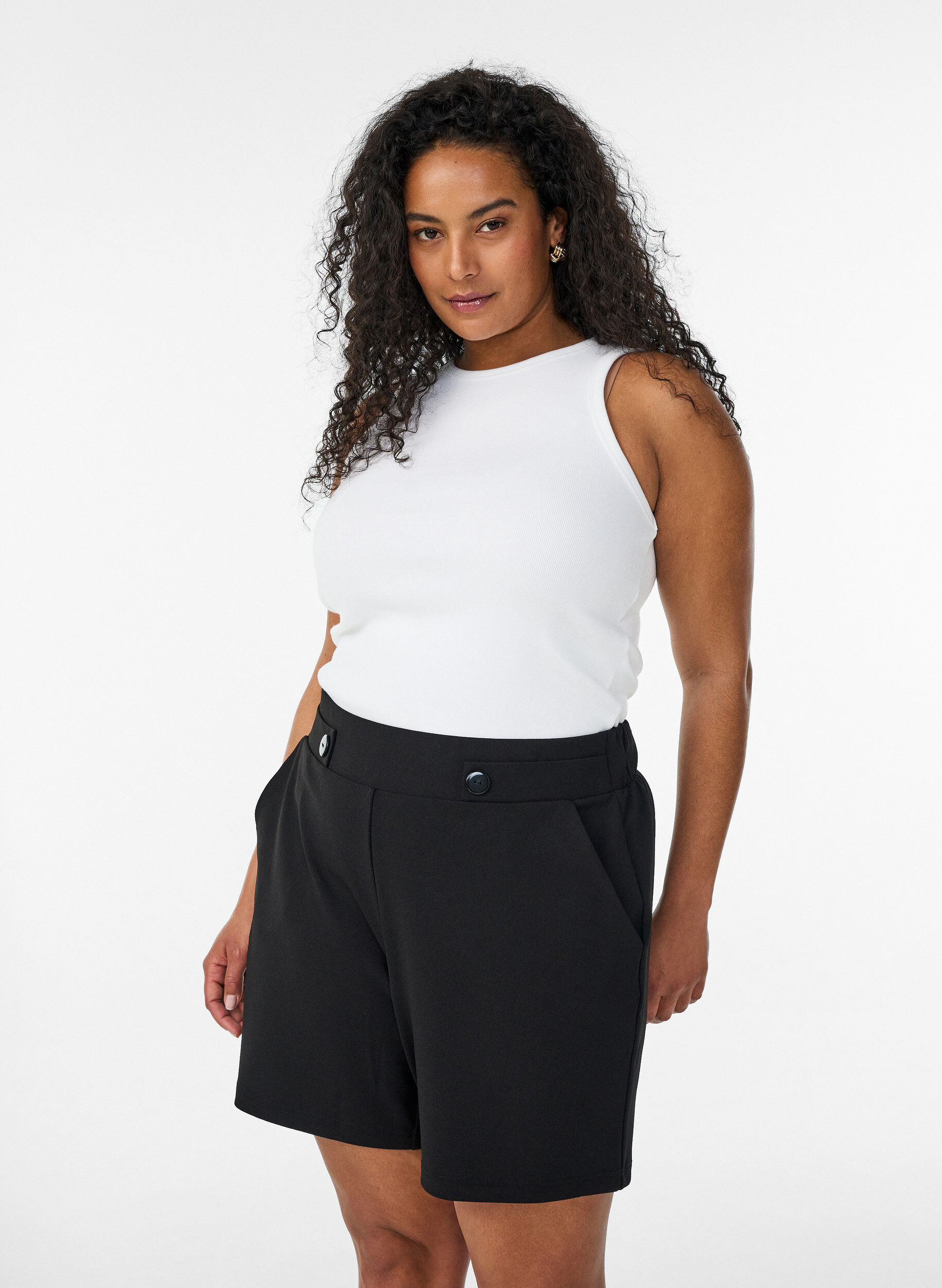 Zizzi Shorts med fickor och l&ouml;s passform, Svart, Model image number 0