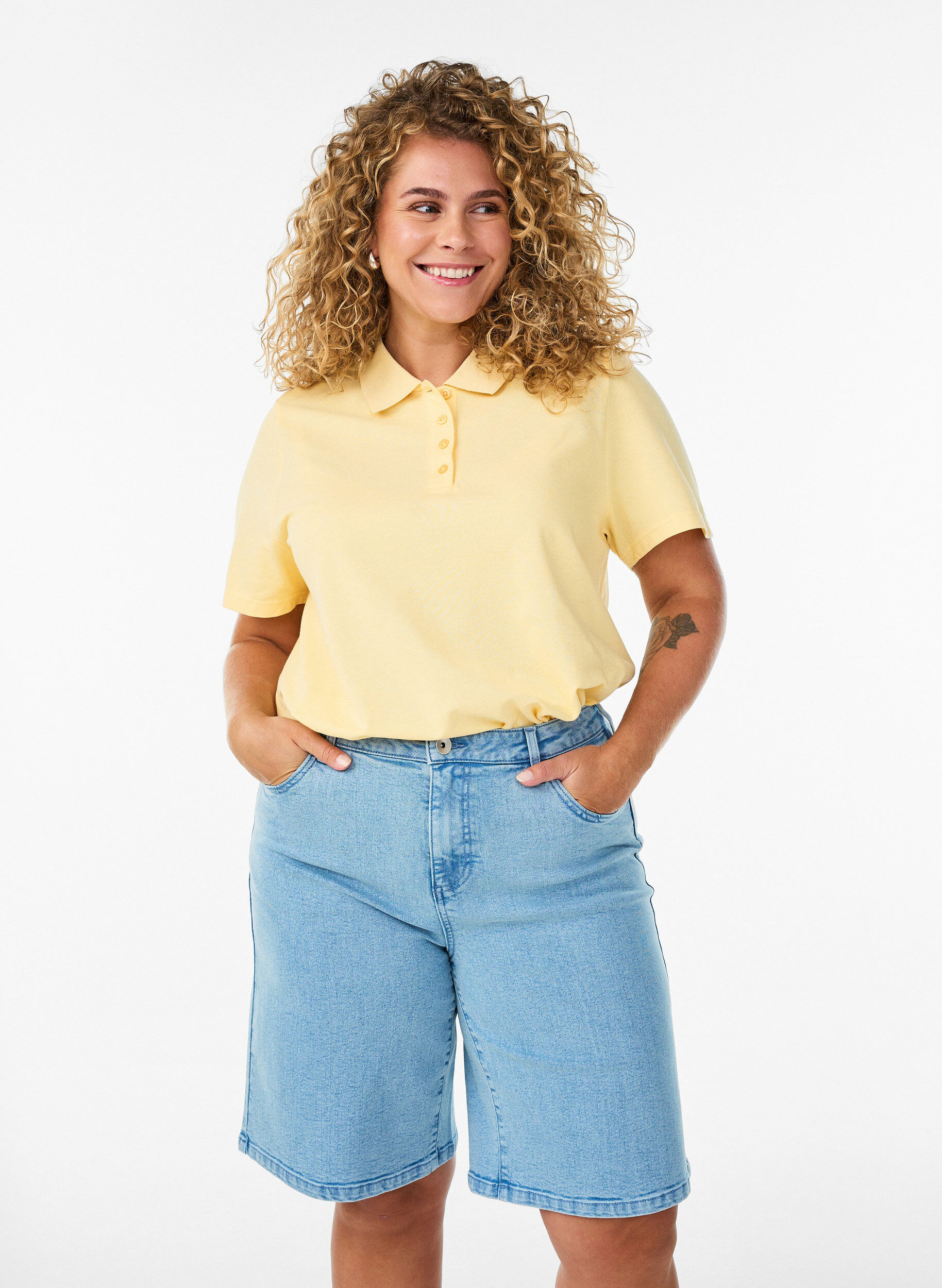 Zizzi L&ouml;sa jeansshorts med h&ouml;g midja, Bl&aring;, Model image number 0