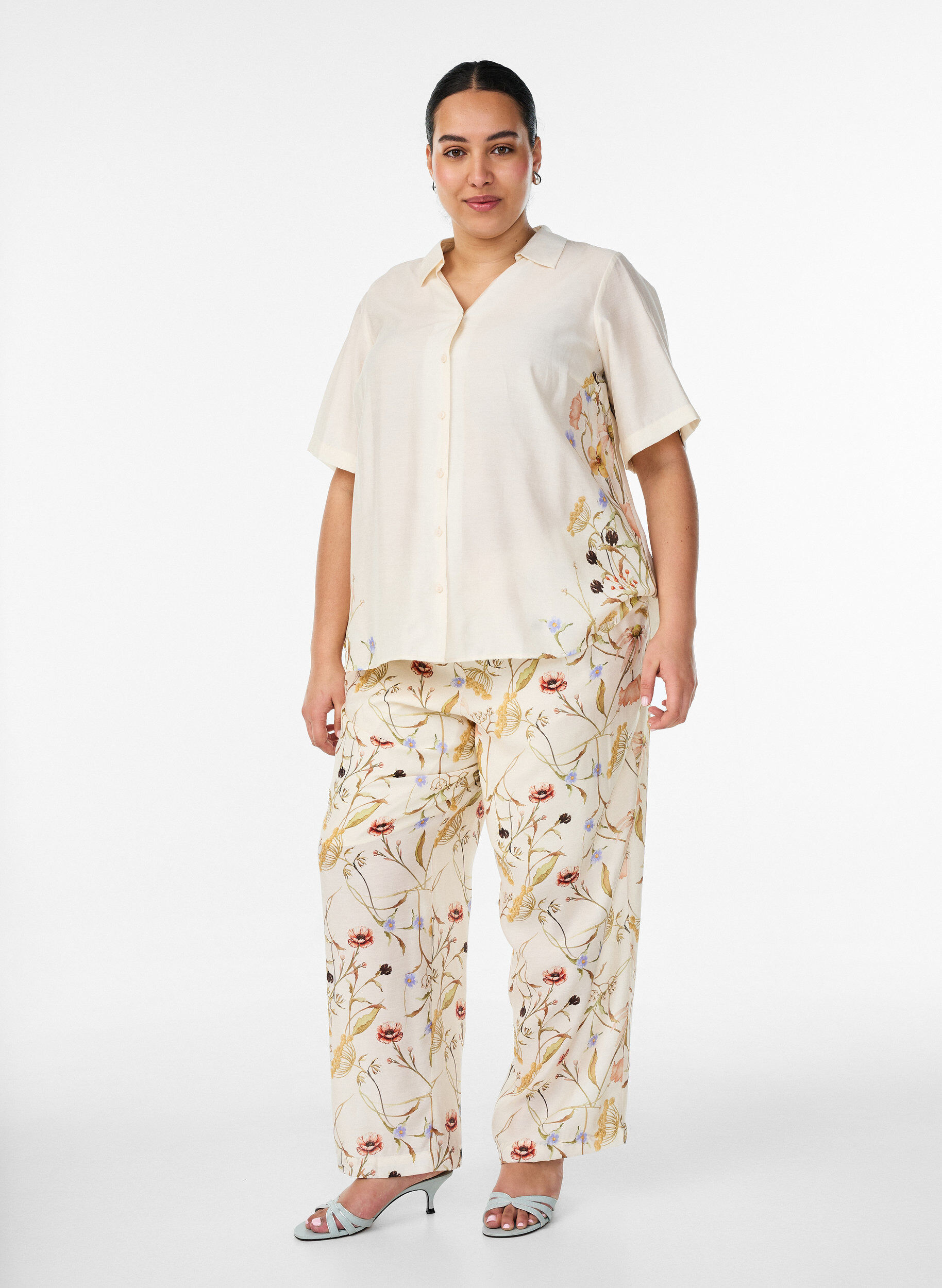 H&ouml;gmidjade byxor i viskos med blommigt m&ouml;nster, Beige, Model