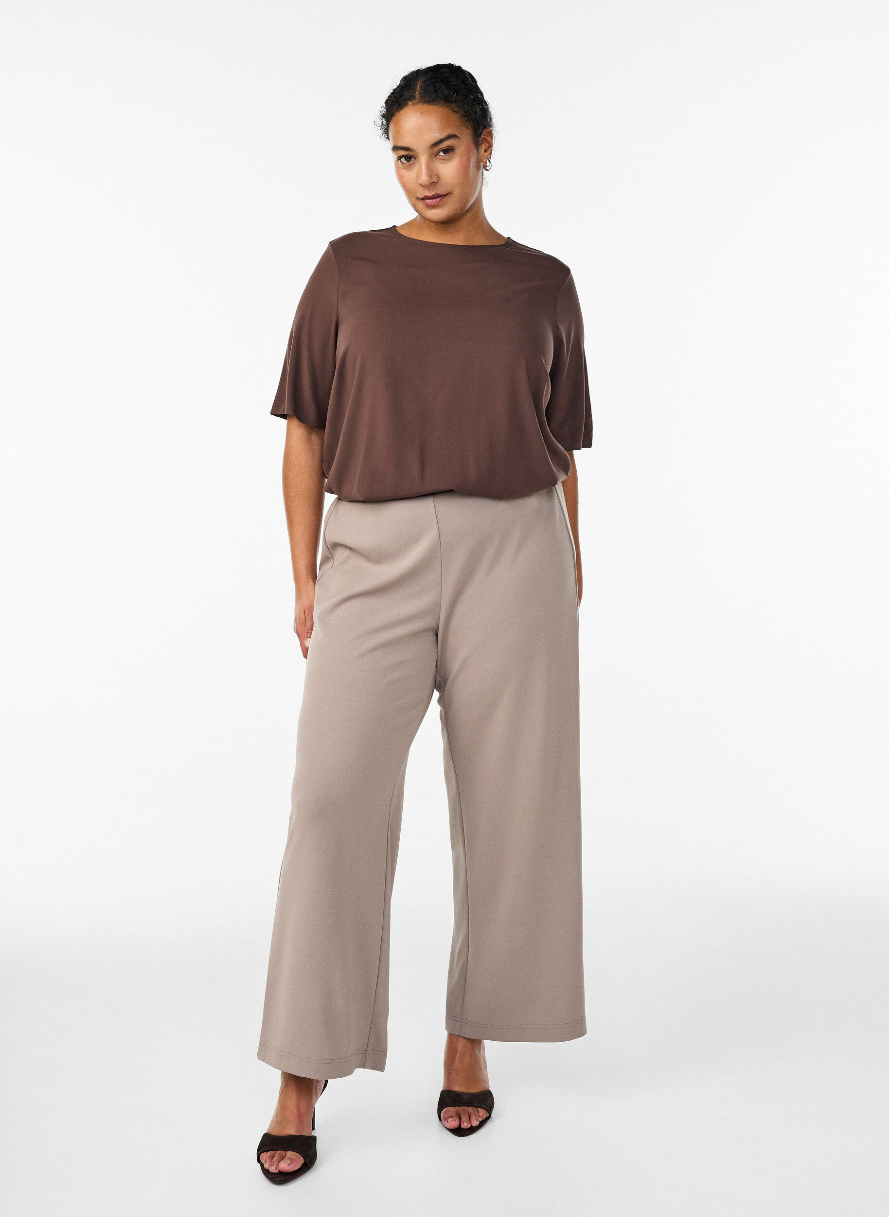 Zizzi FLASH - Kort&auml;rmad v&auml;vd blus med rund hals, Brun, Model image number 1