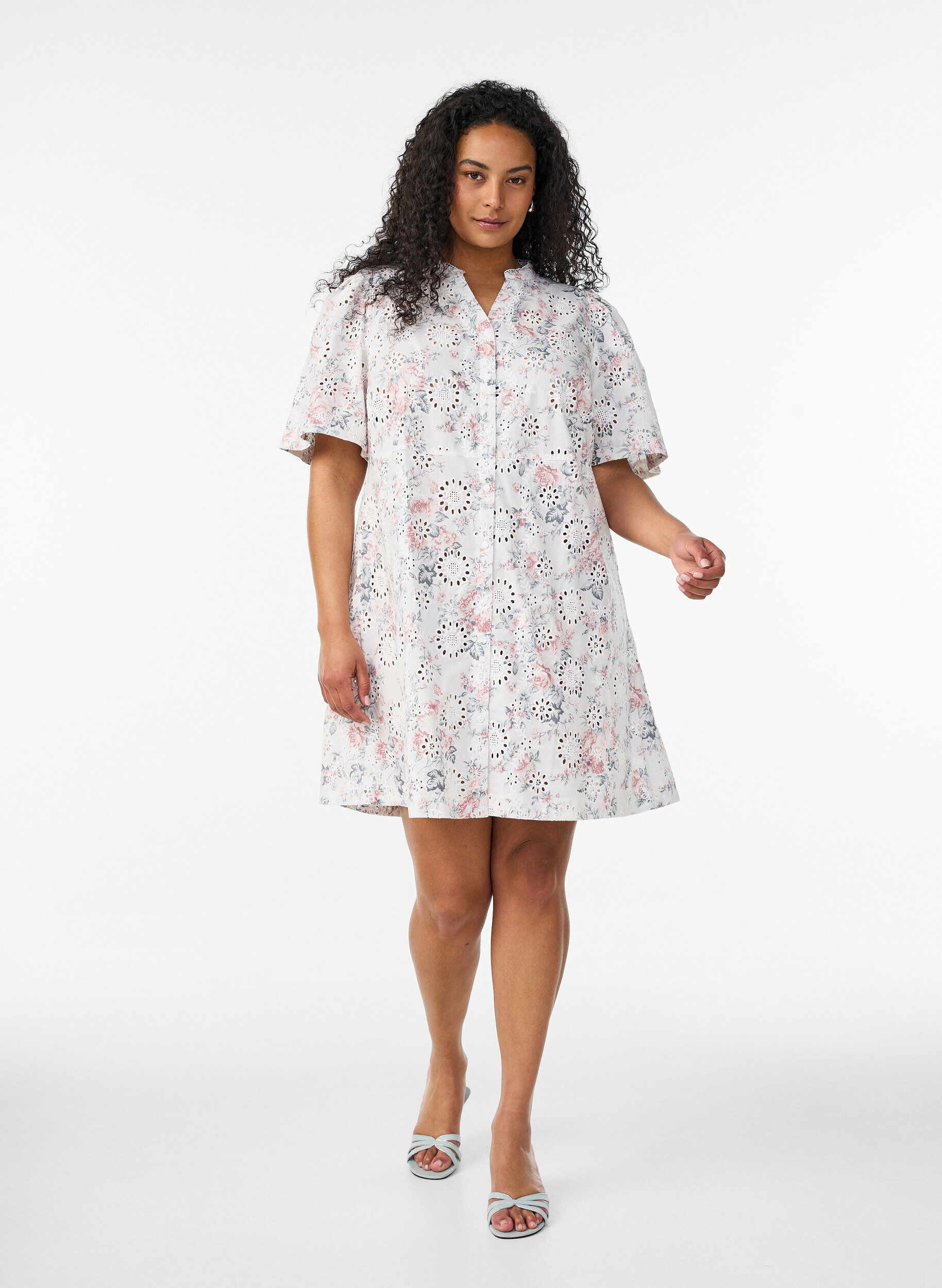 ZizziKl&auml;nning i bomull med blommigt tryck och broderie anglaise, Vanilla, Model image number 1