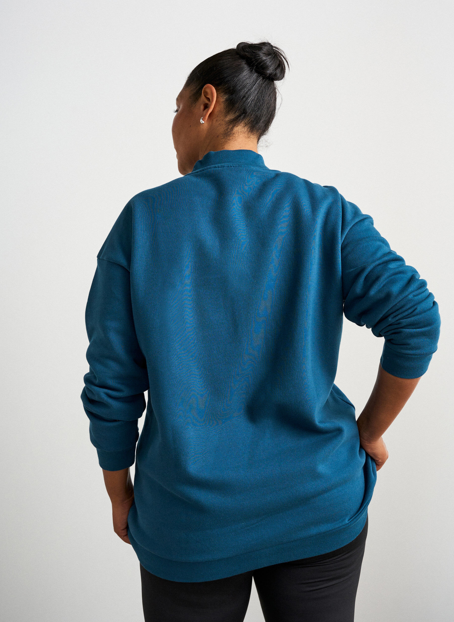 ZizziL&aring;ng sweatshirt med h&ouml;g krage och broderad text, Bl&aring;, Model image number 2